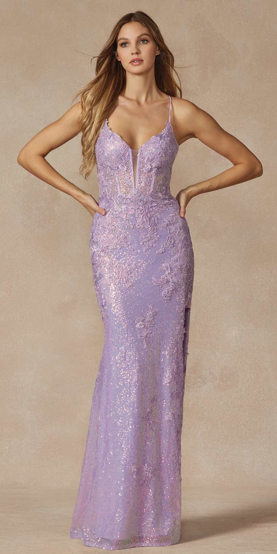 Vestido de gala Juliet 2405 con bordados de lentejuelas, encaje y abertura alta