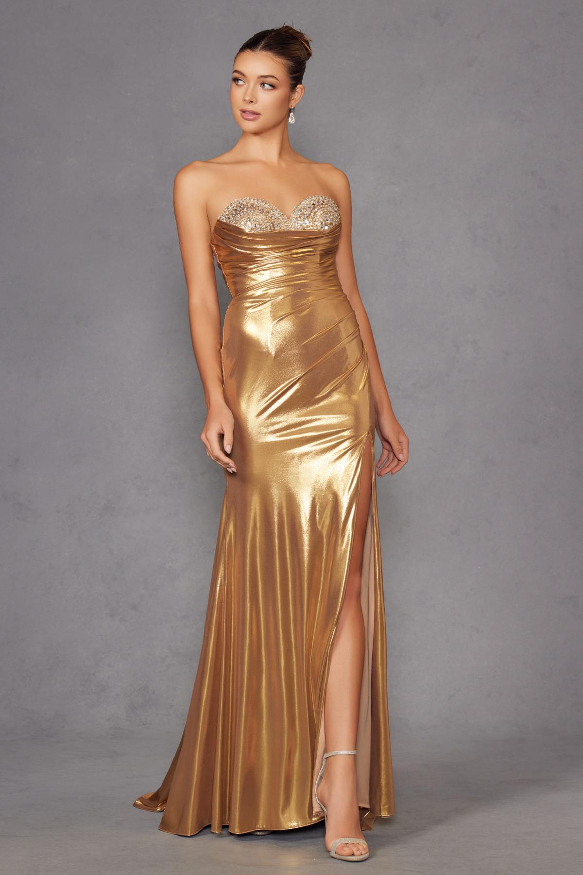 Vestido largo metálico ajustado Juliet JT2501A sin tirantes, con escote corazón y abalorios