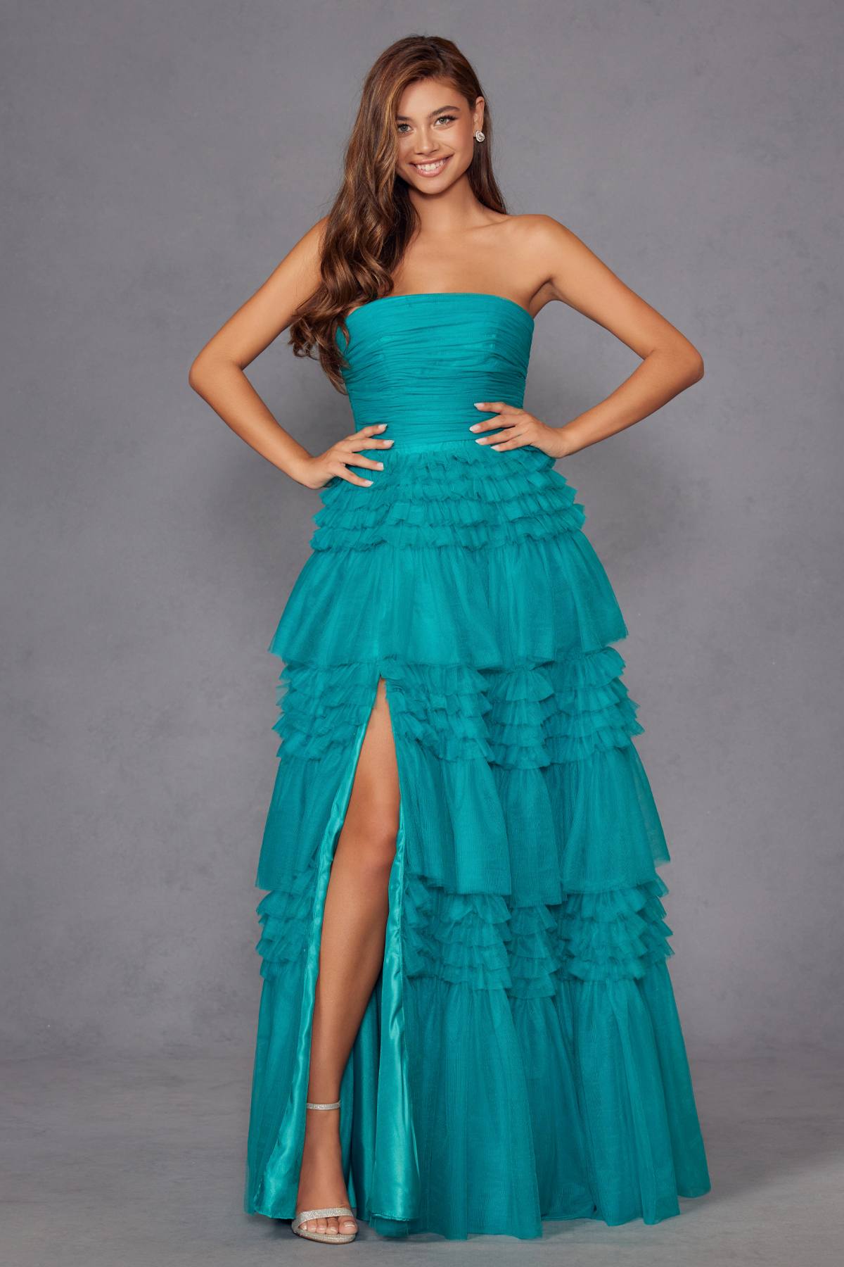 Juliet JT2542S Vestido largo sin tirantes de tul con falda acampanada y capas