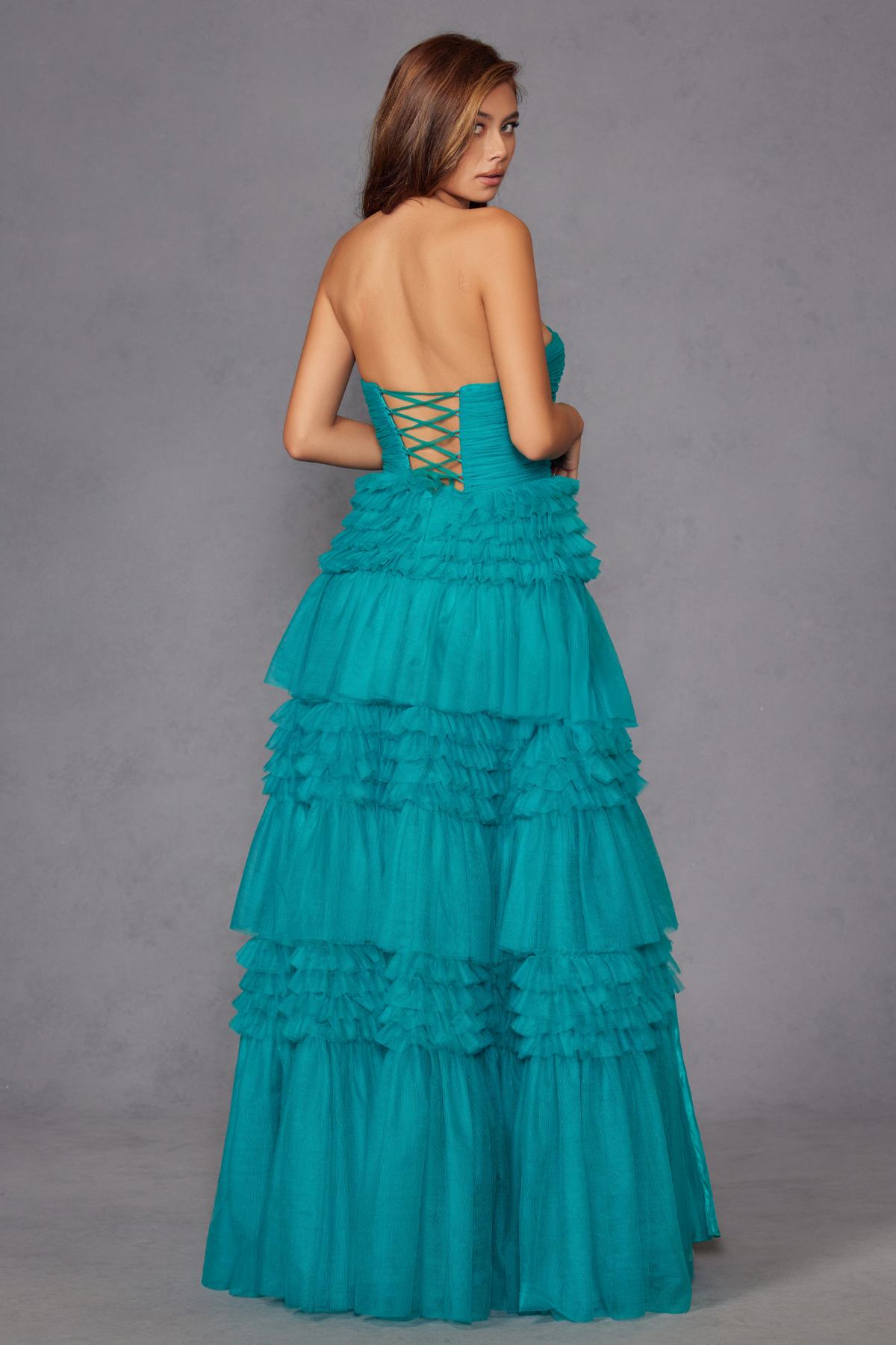 Juliet JT2542S Vestido largo sin tirantes de tul con falda acampanada y capas