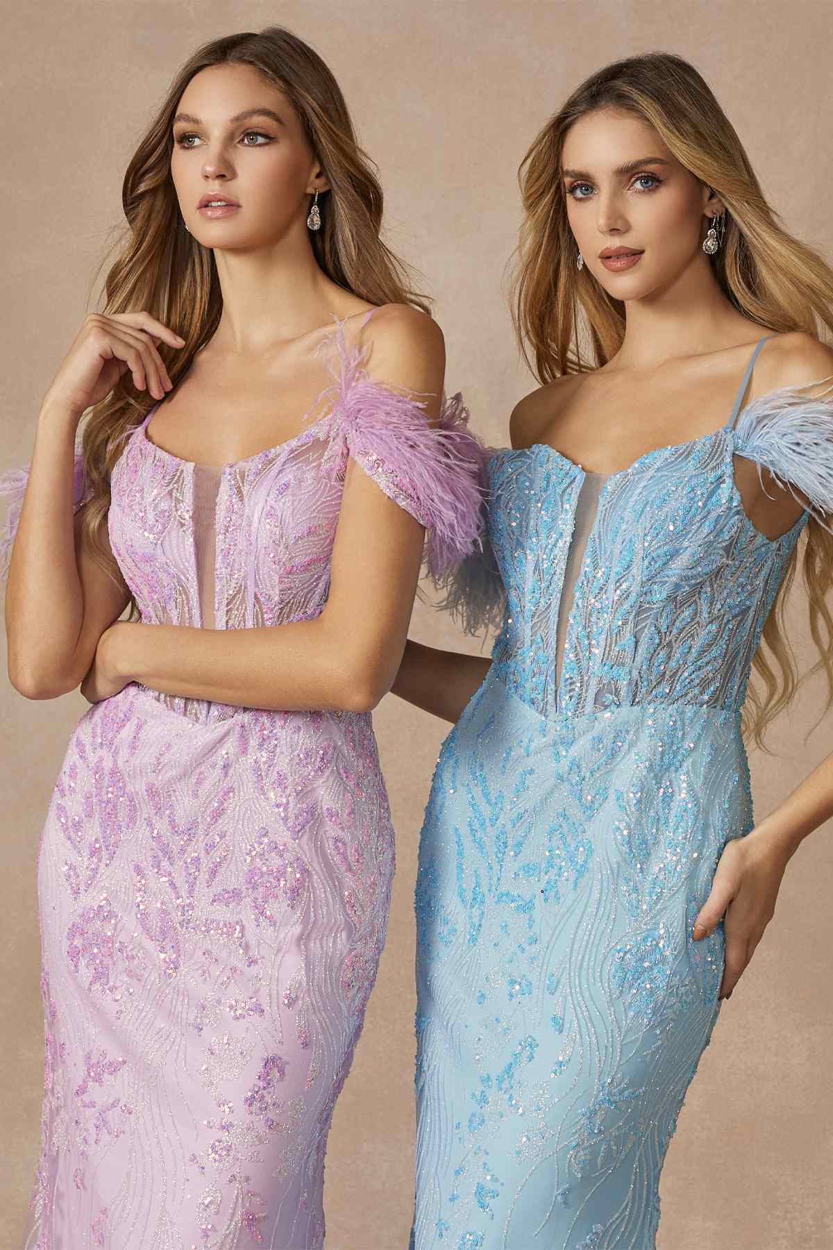 Juliet 288 Vestido largo ajustado con estampado brillante, hombros descubiertos y tirantes de plumas