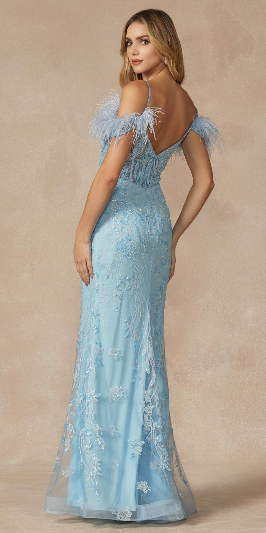 Juliet 288 Vestido largo ajustado con estampado brillante, hombros descubiertos y tirantes de plumas