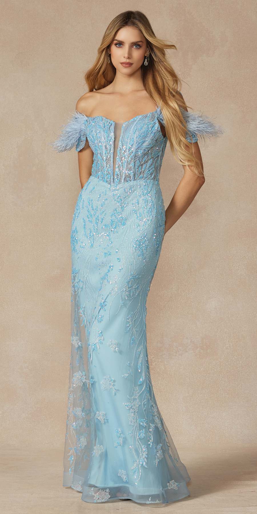 Juliet 288 Vestido largo ajustado con estampado brillante, hombros descubiertos y tirantes de plumas