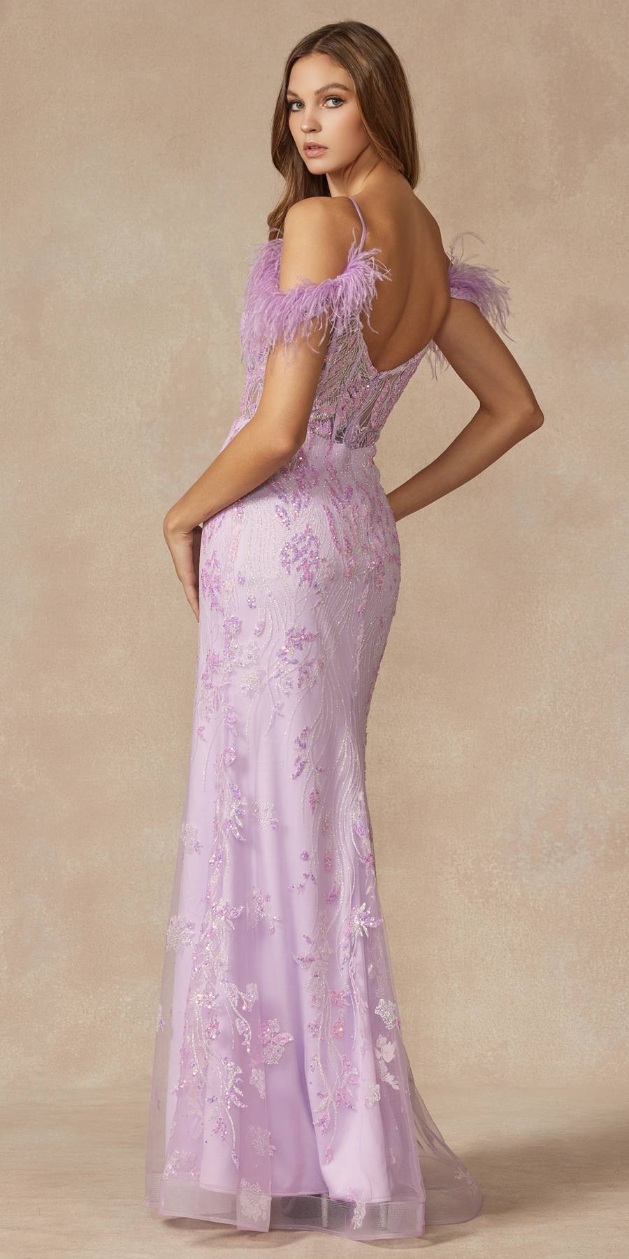 Juliet 288 Vestido largo ajustado con estampado brillante, hombros descubiertos y tirantes de plumas