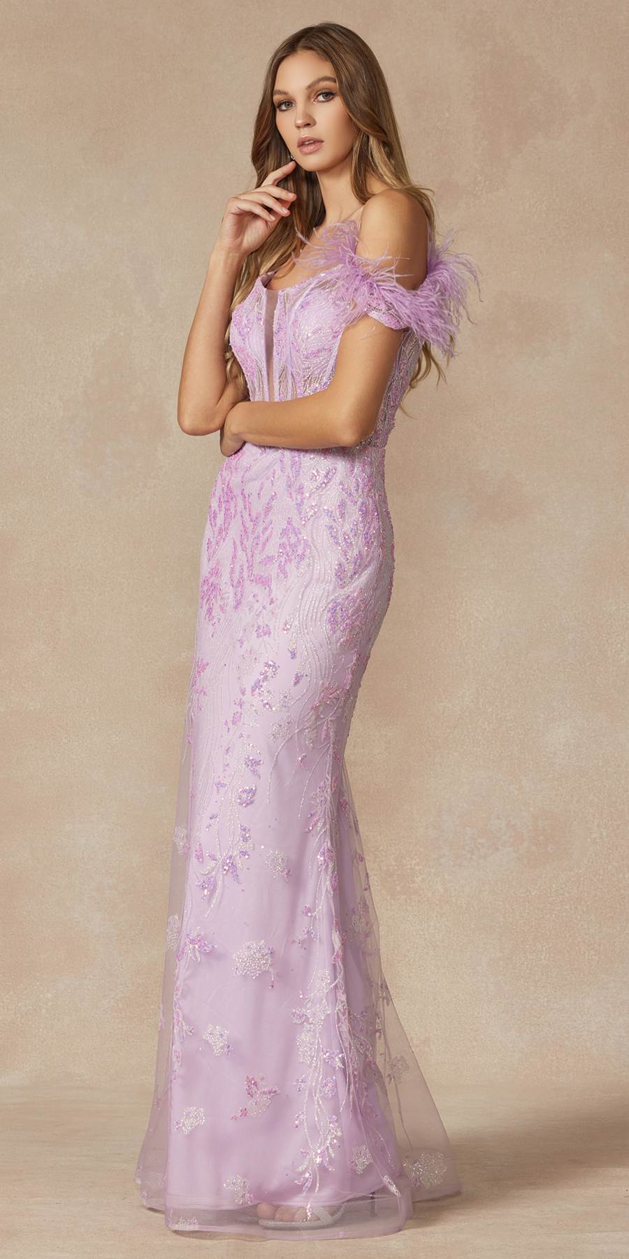 Juliet 288 Vestido largo ajustado con estampado brillante, hombros descubiertos y tirantes de plumas
