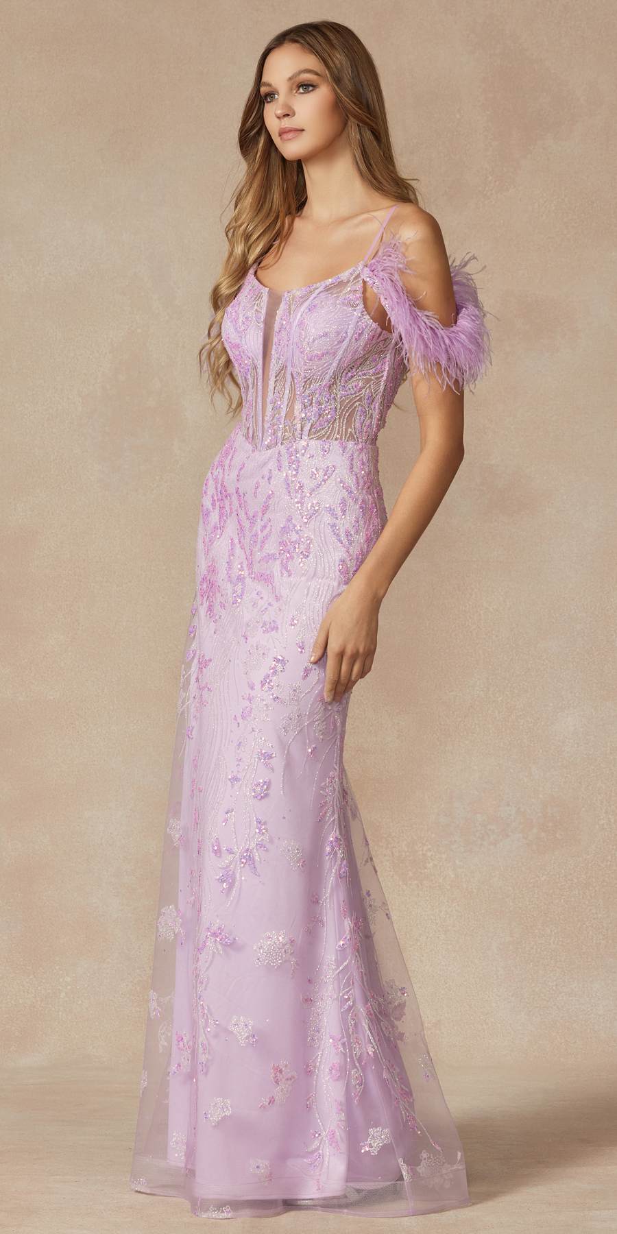 Juliet 288 Vestido largo ajustado con estampado brillante, hombros descubiertos y tirantes de plumas