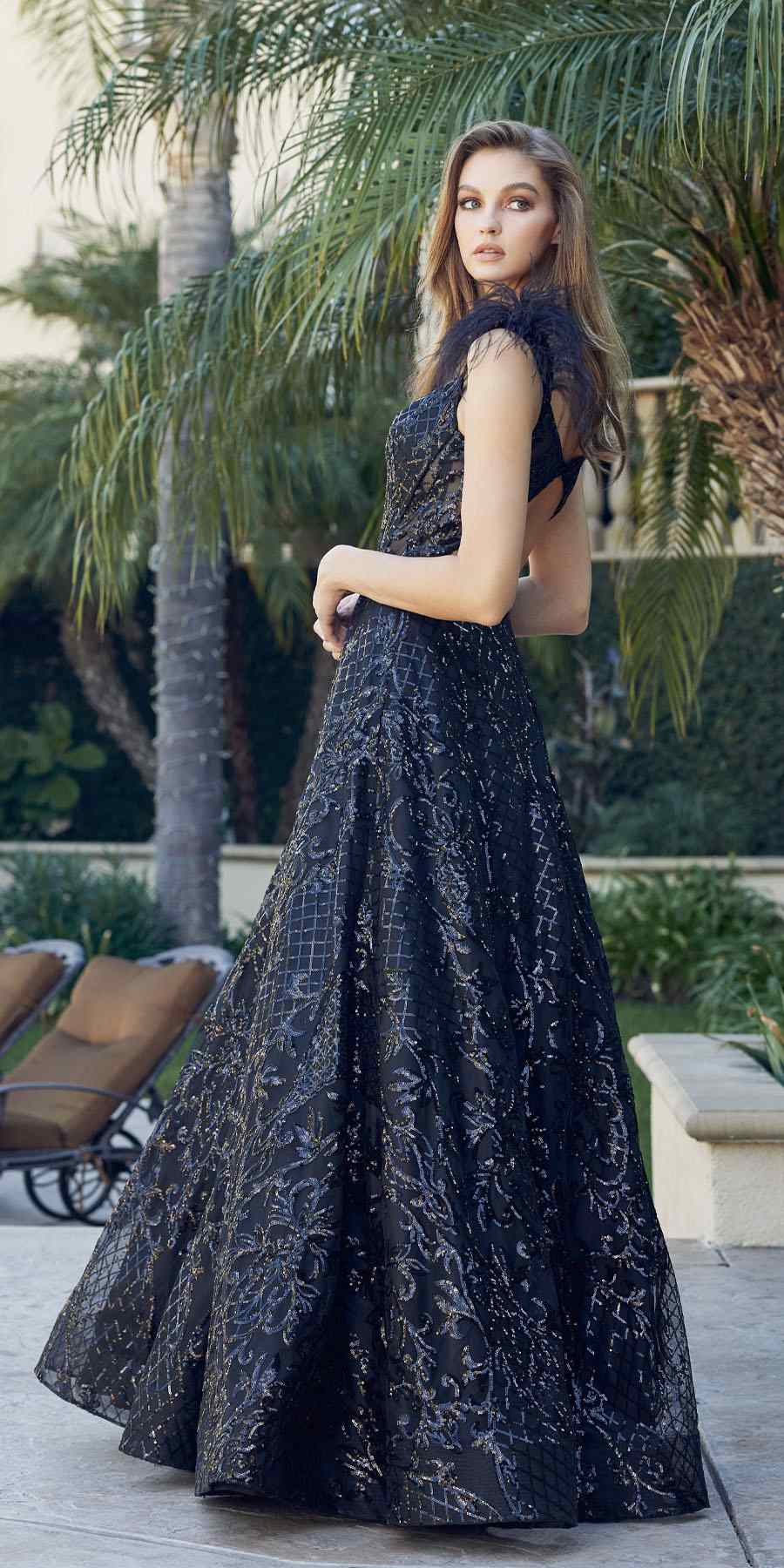 Juliet 297 Vestido de Noche Acampanado hasta el Suelo con Lentejuelas Estampadas, Mangas Casquillo y Plumas
