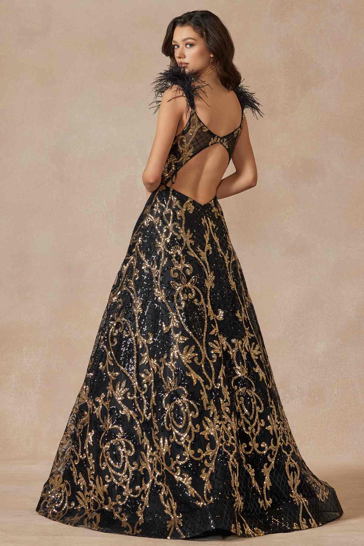 Juliet 297 Vestido de Noche Acampanado hasta el Suelo con Lentejuelas Estampadas, Mangas Casquillo y Plumas