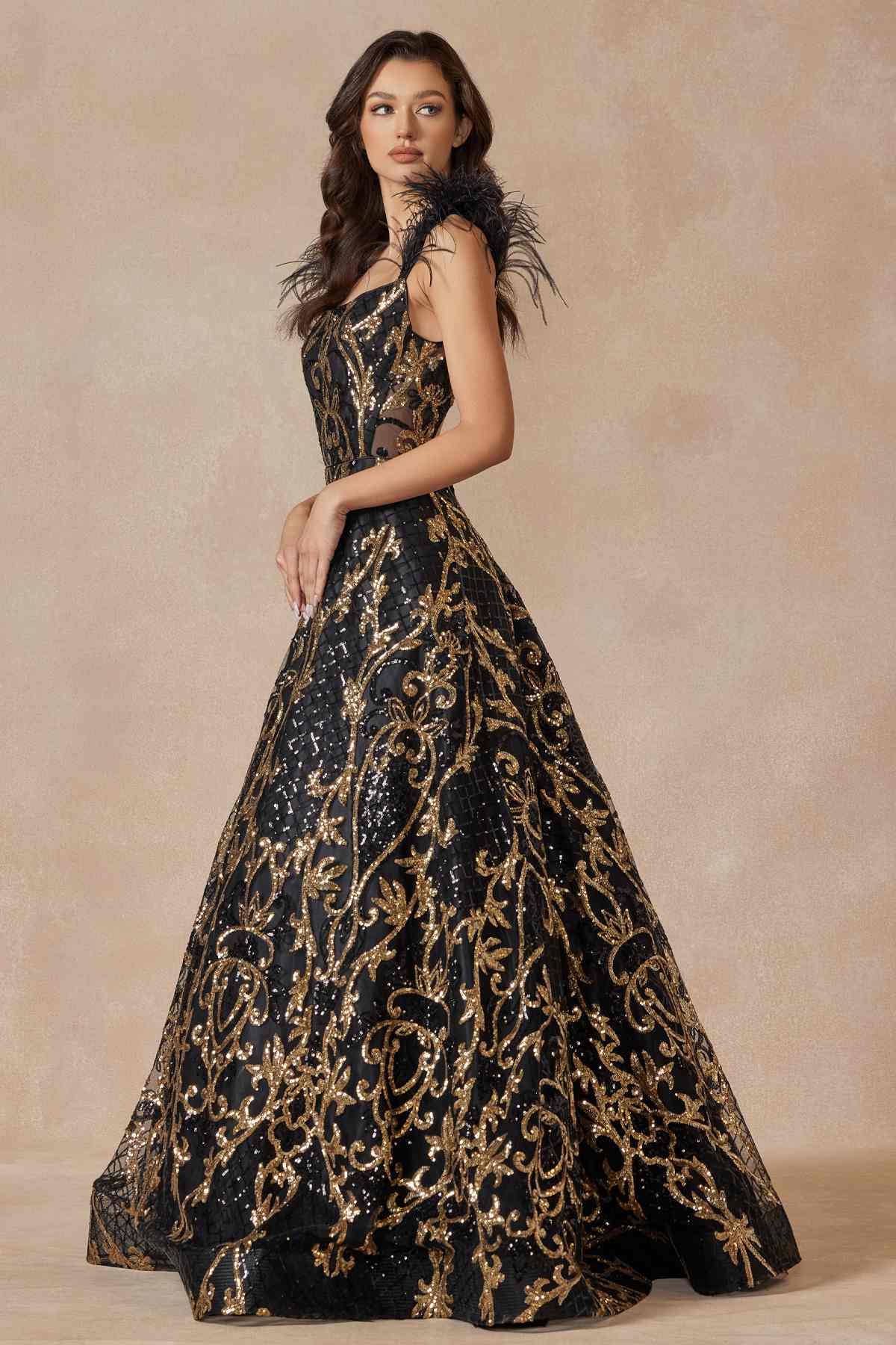 Juliet 297 Vestido de Noche Acampanado hasta el Suelo con Lentejuelas Estampadas, Mangas Casquillo y Plumas
