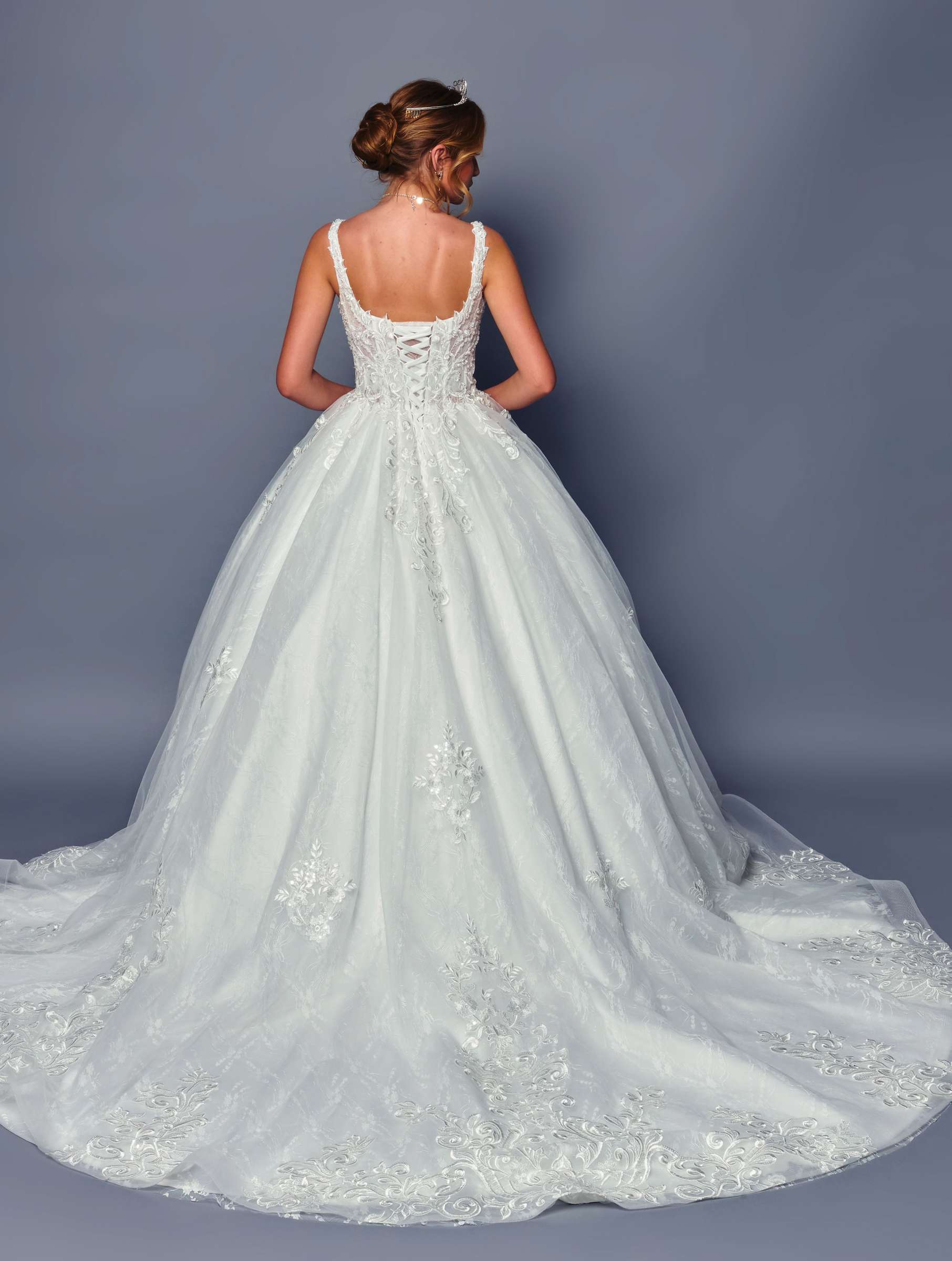 Vestido de novia DeKlaire Bridal 489 escote en V corte A tipo bola