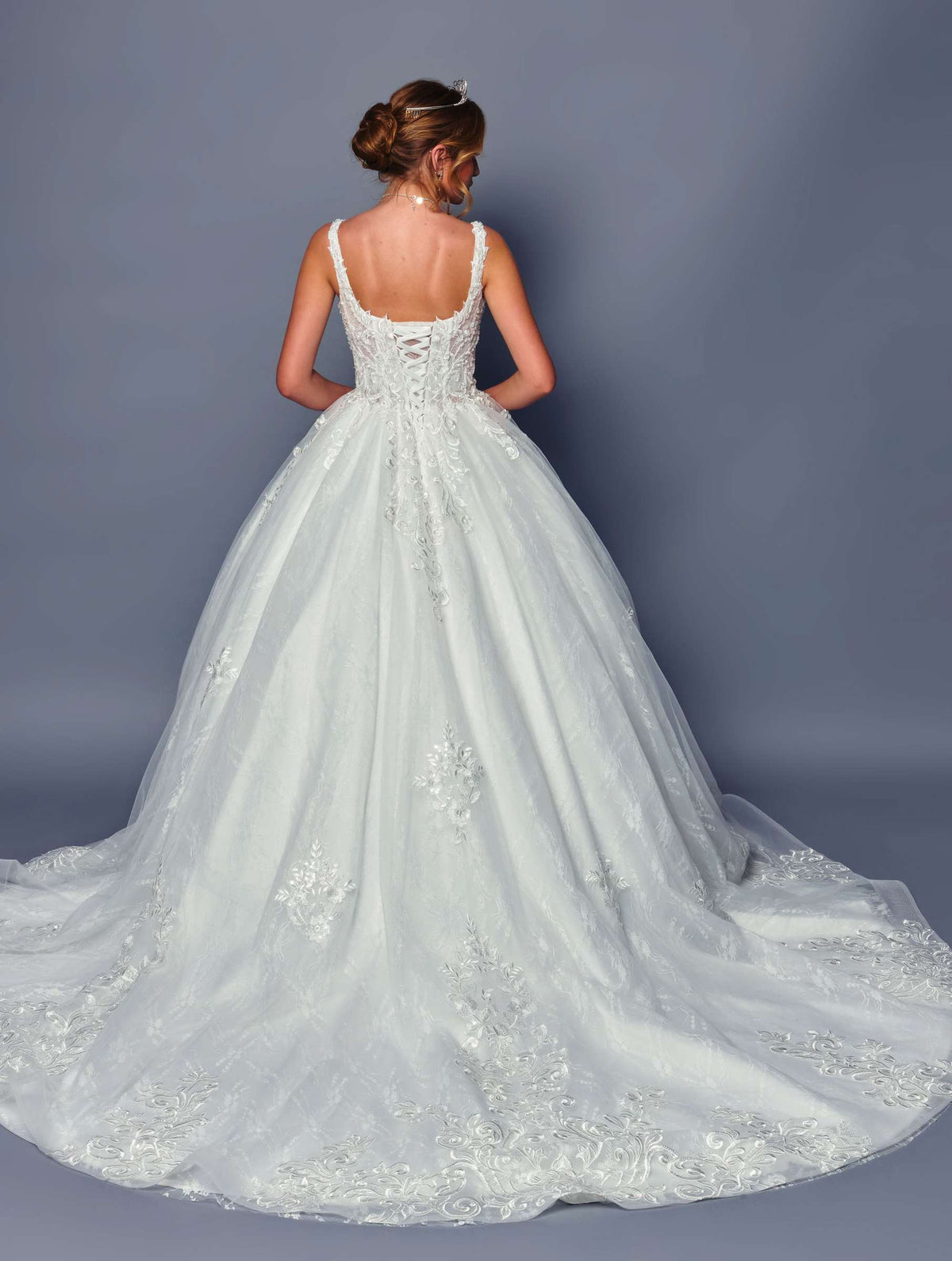 Vestido de novia DeKlaire Bridal 489 escote en V corte A tipo bola