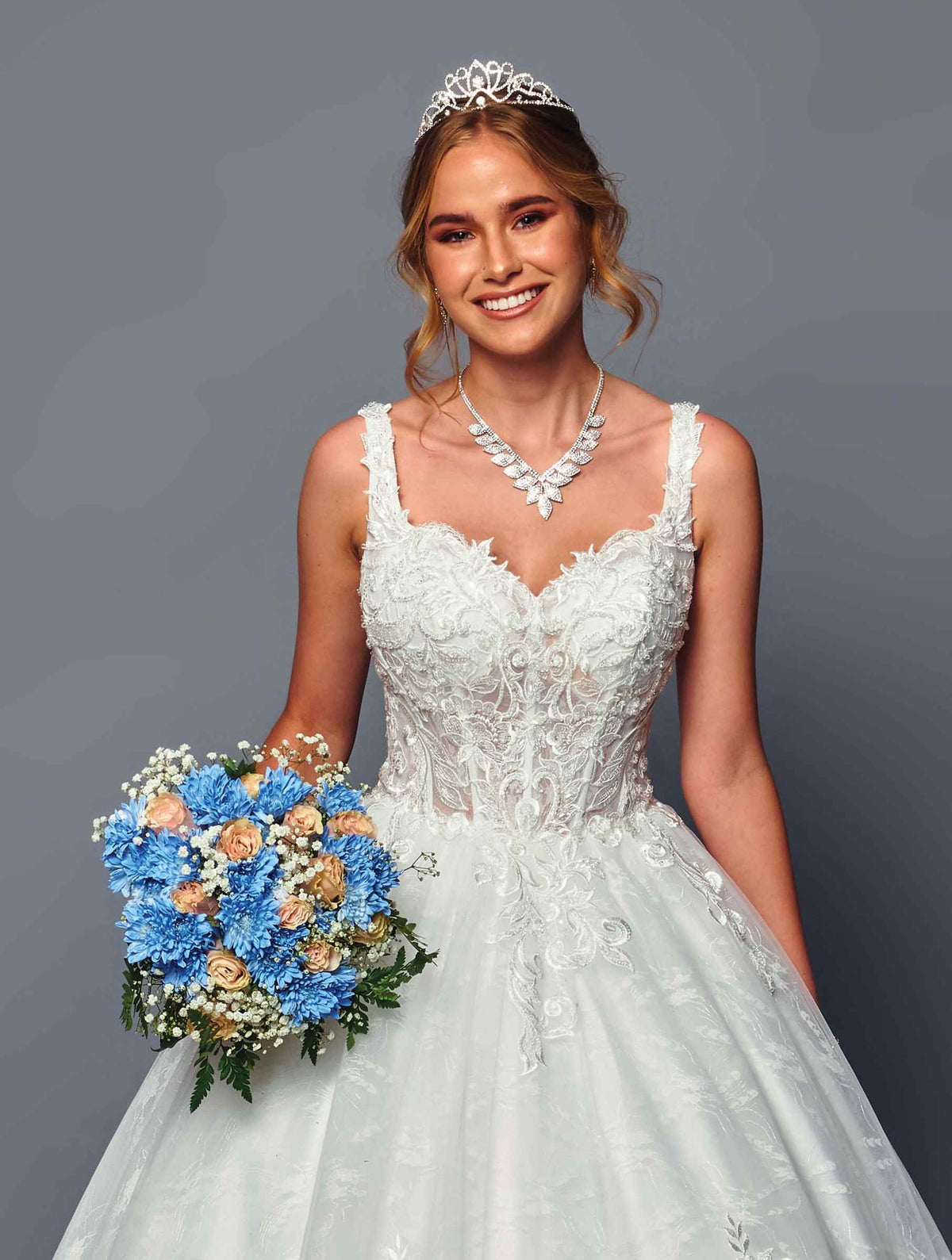 Vestido de novia DeKlaire Bridal 489 escote en V corte A tipo bola