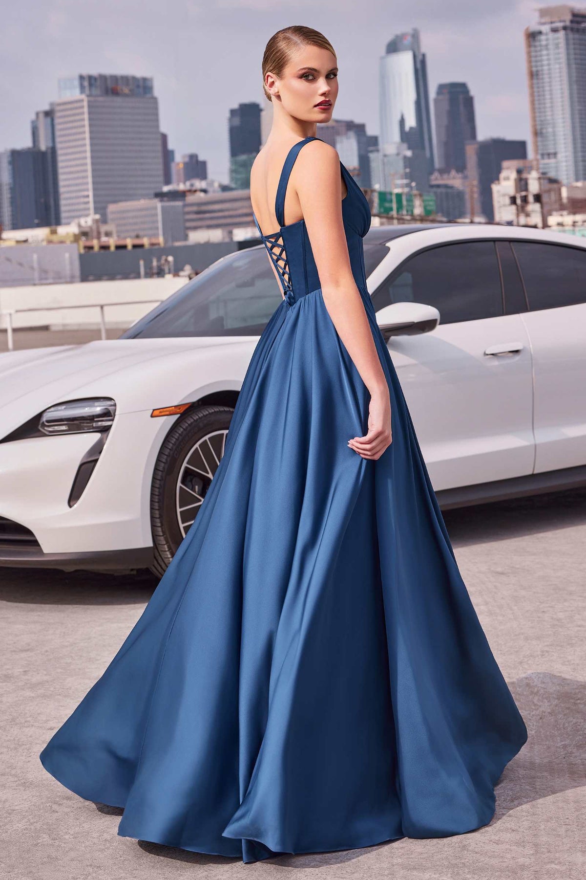 Vestido Ladivine 7447 de satén suave corte A