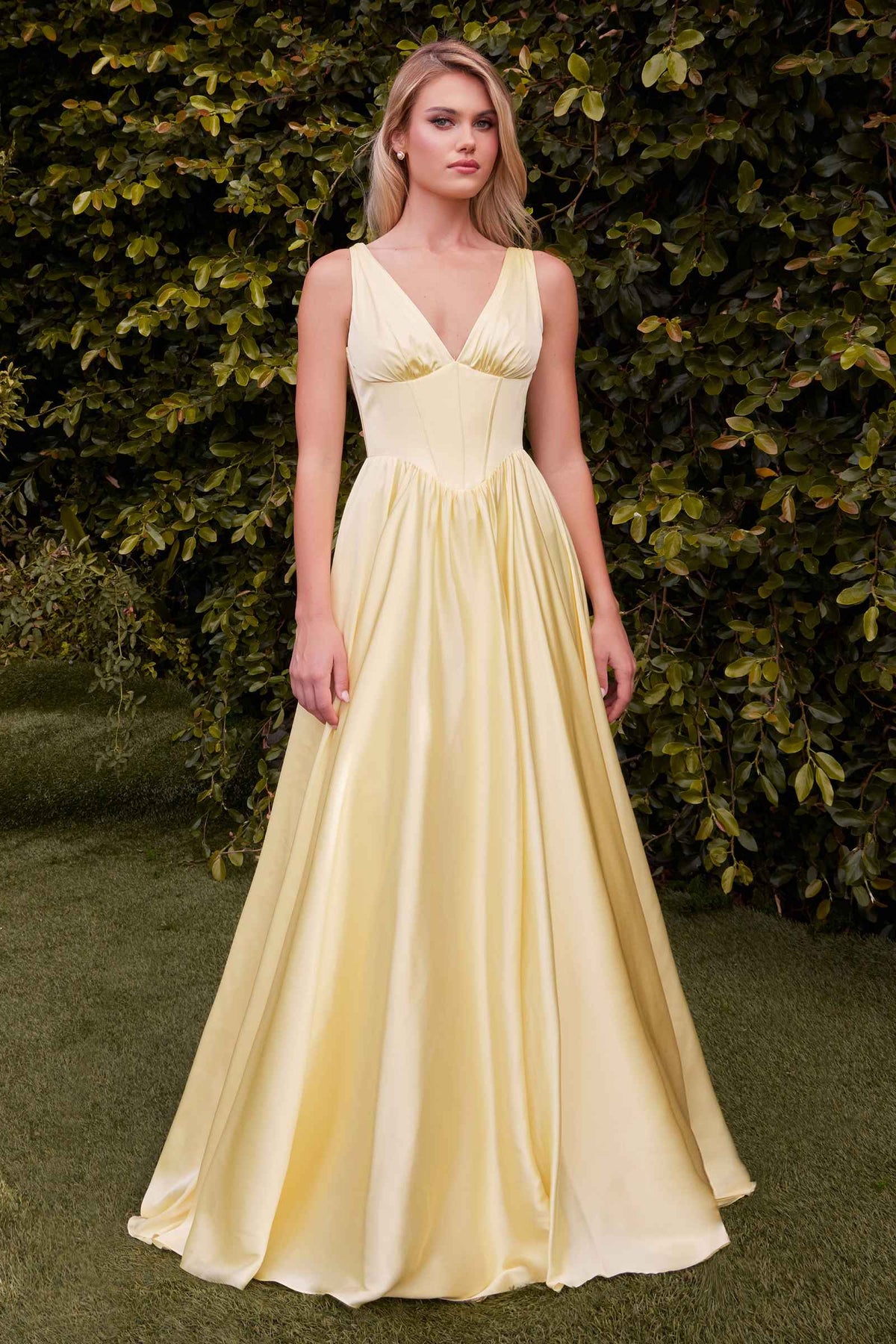 Vestido Ladivine 7447 de satén suave corte A