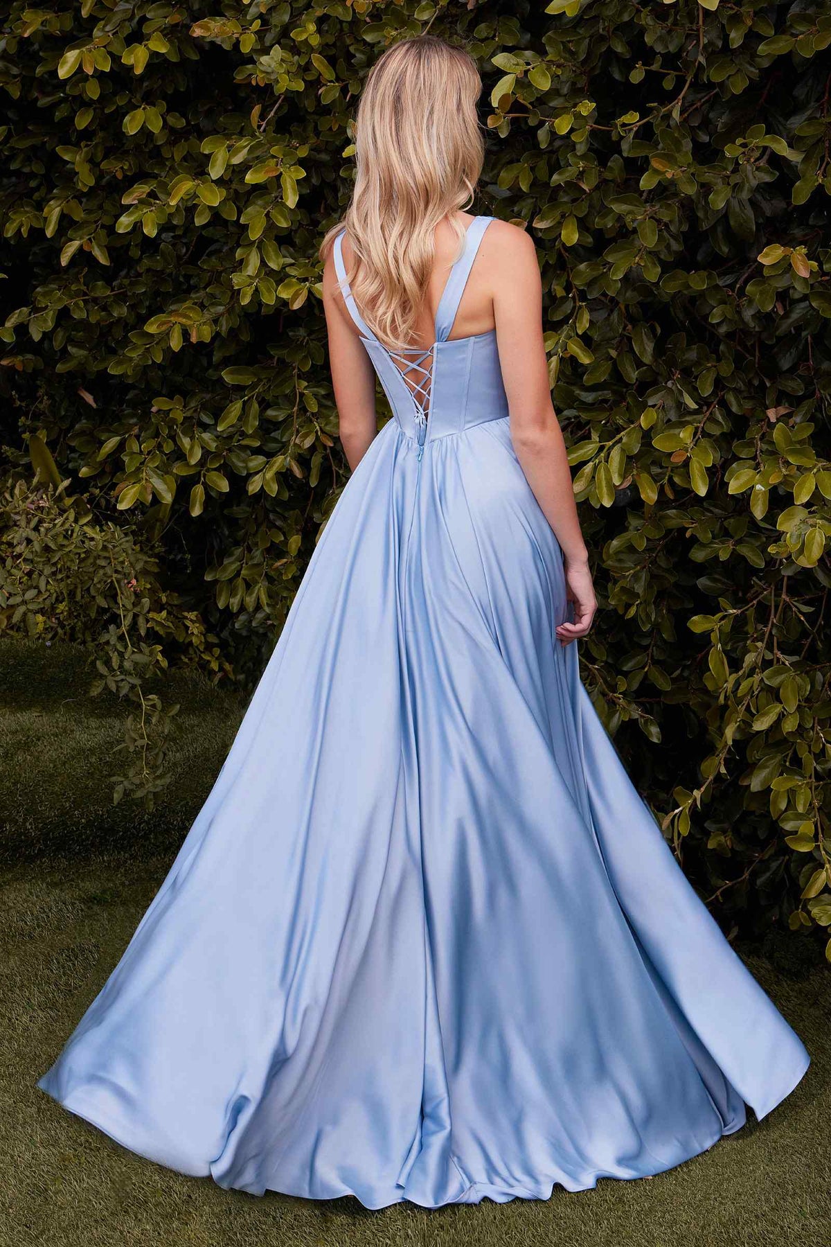 Vestido Ladivine 7447 de satén suave corte A