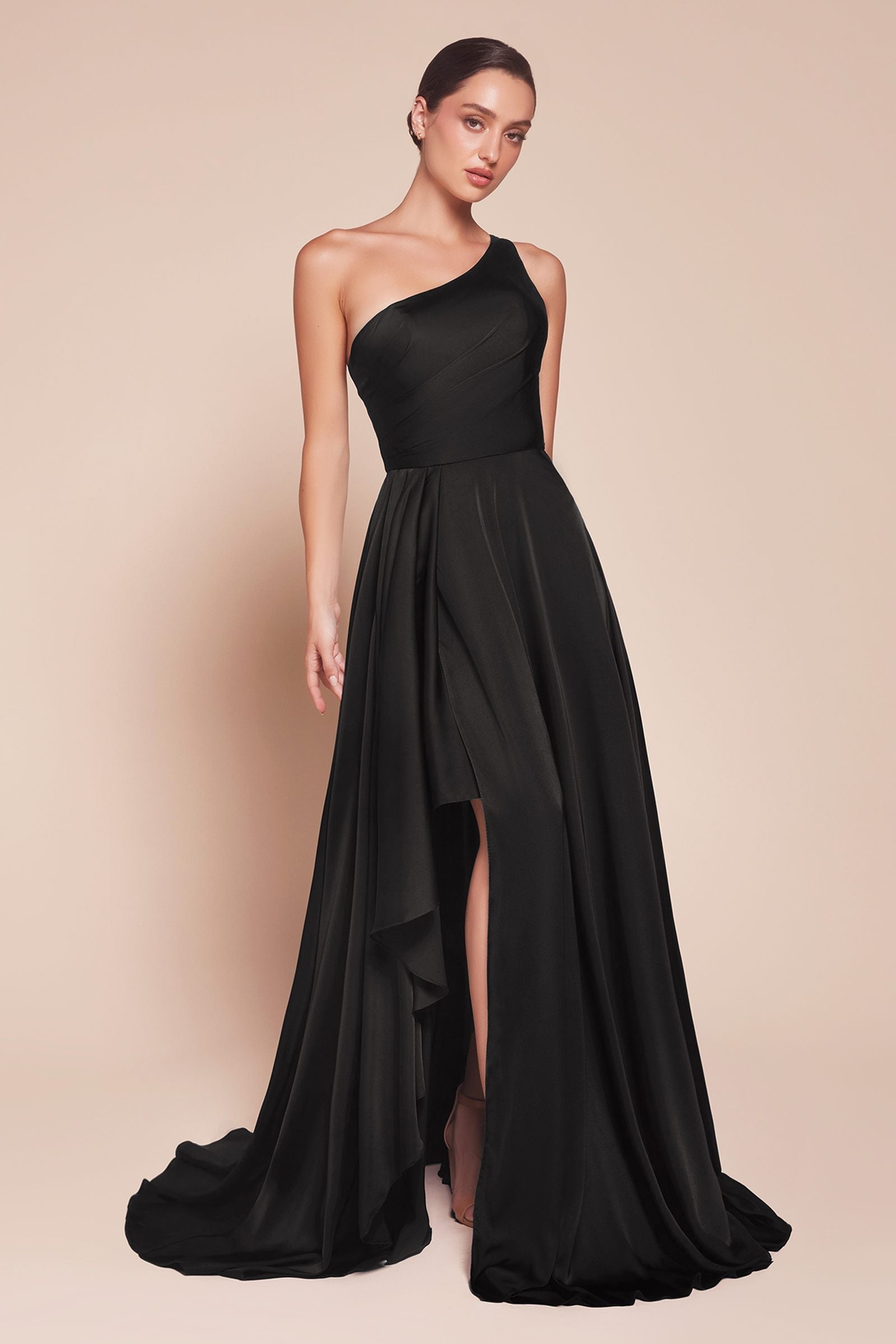 Vestido Ladivine 7450 de satén con un solo hombro y corte en A