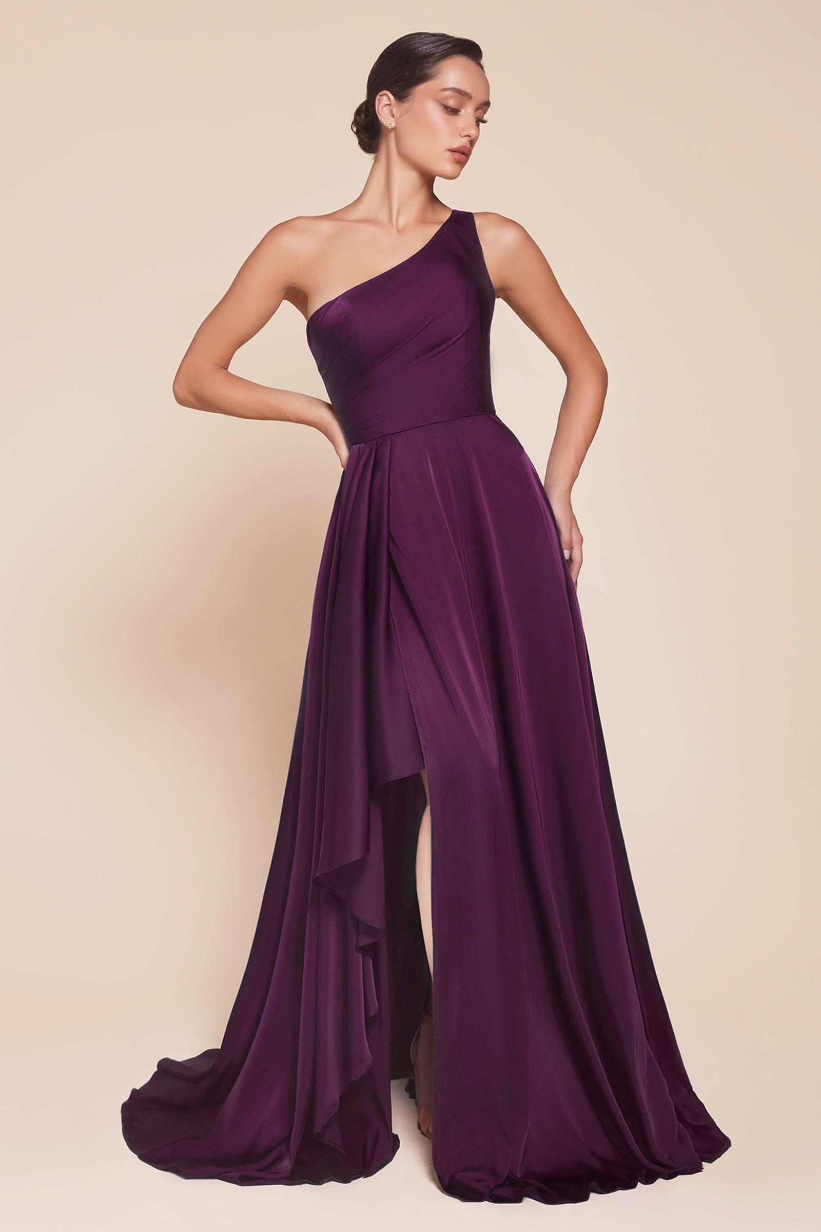 Vestido Ladivine 7450 de satén con un solo hombro y corte en A
