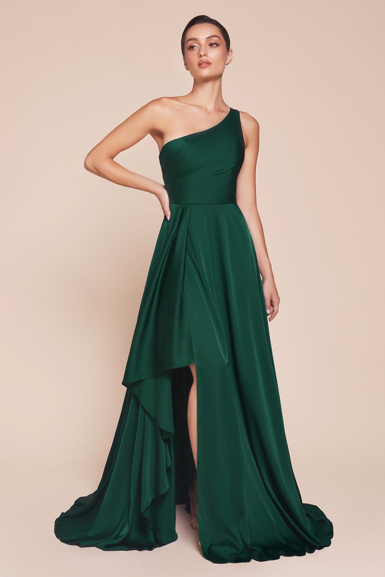 Vestido Ladivine 7450 de satén con un solo hombro y corte en A