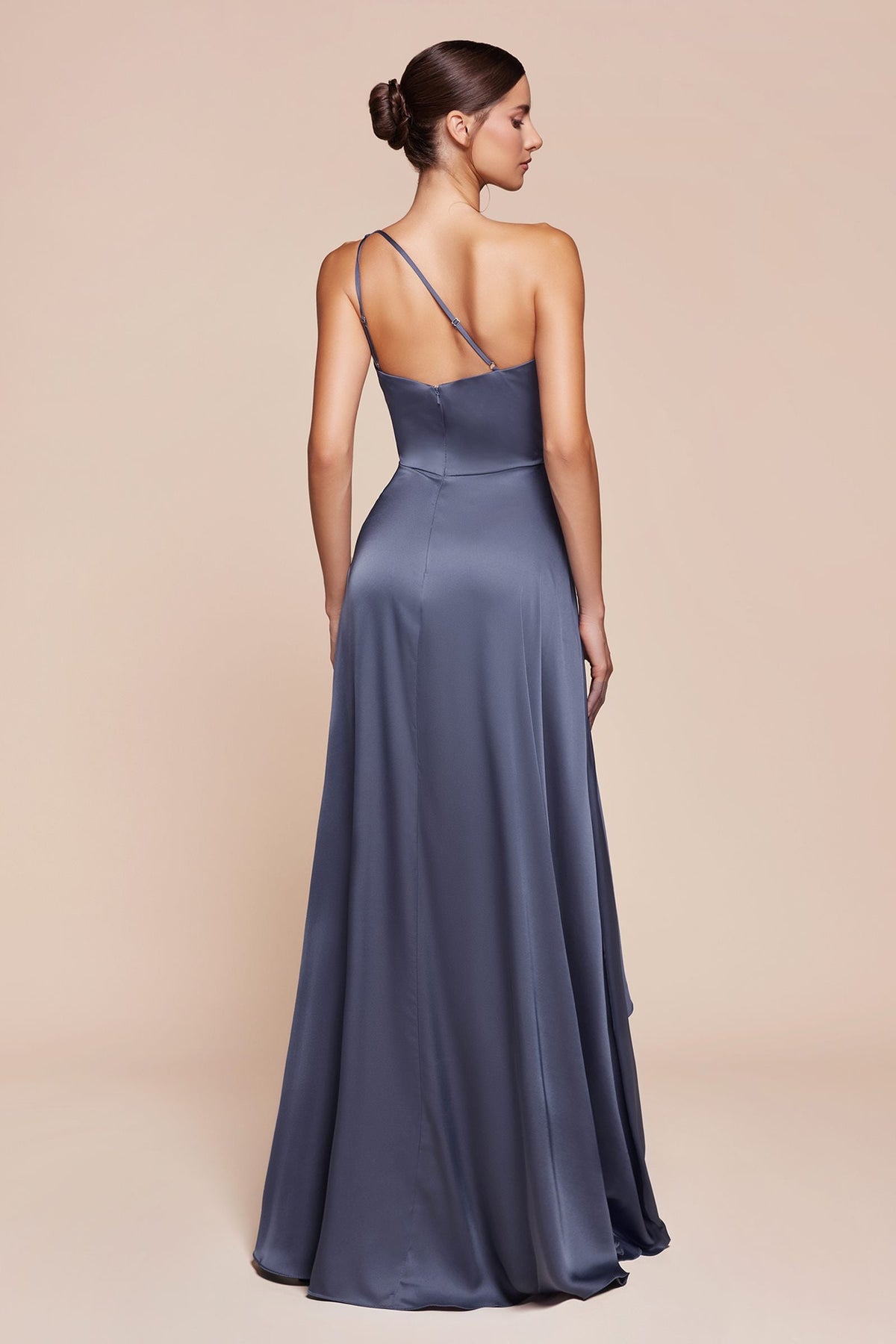 Vestido Ladivine 7450 de satén con un solo hombro y corte en A