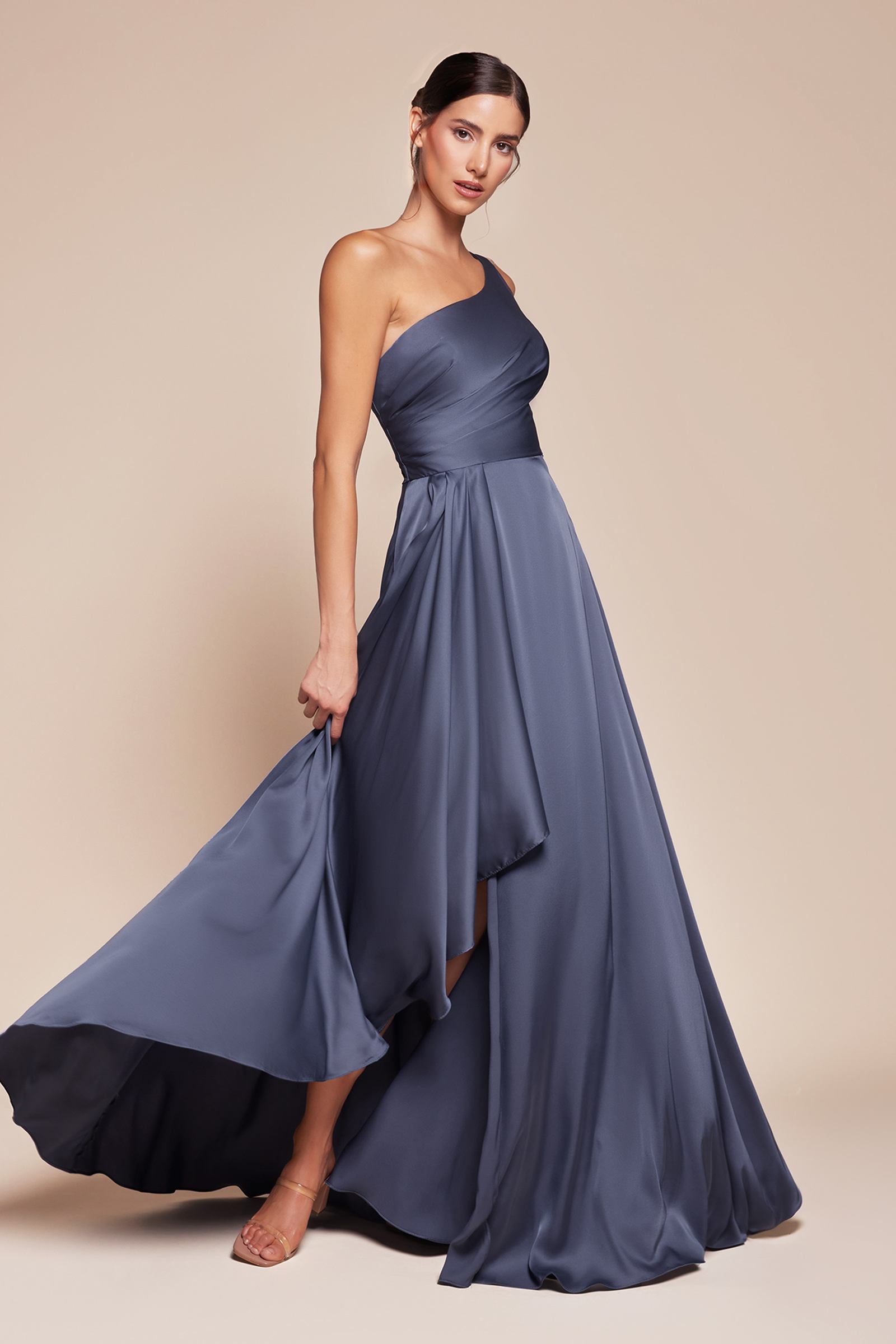 Vestido Ladivine 7450 de satén con un solo hombro y corte en A