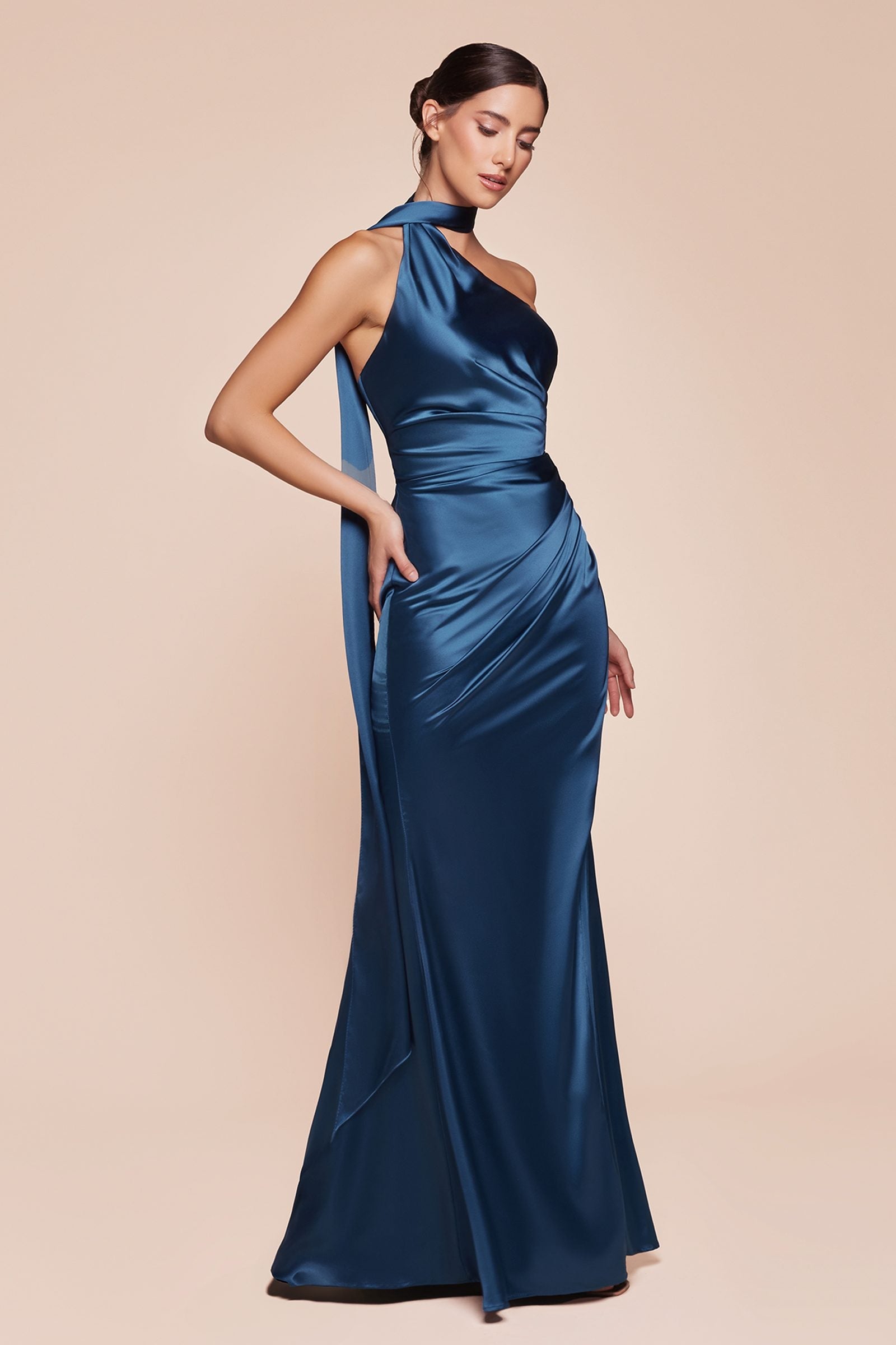 Vestido Ladivine 7454 de raso lujoso ajustado con un solo hombro