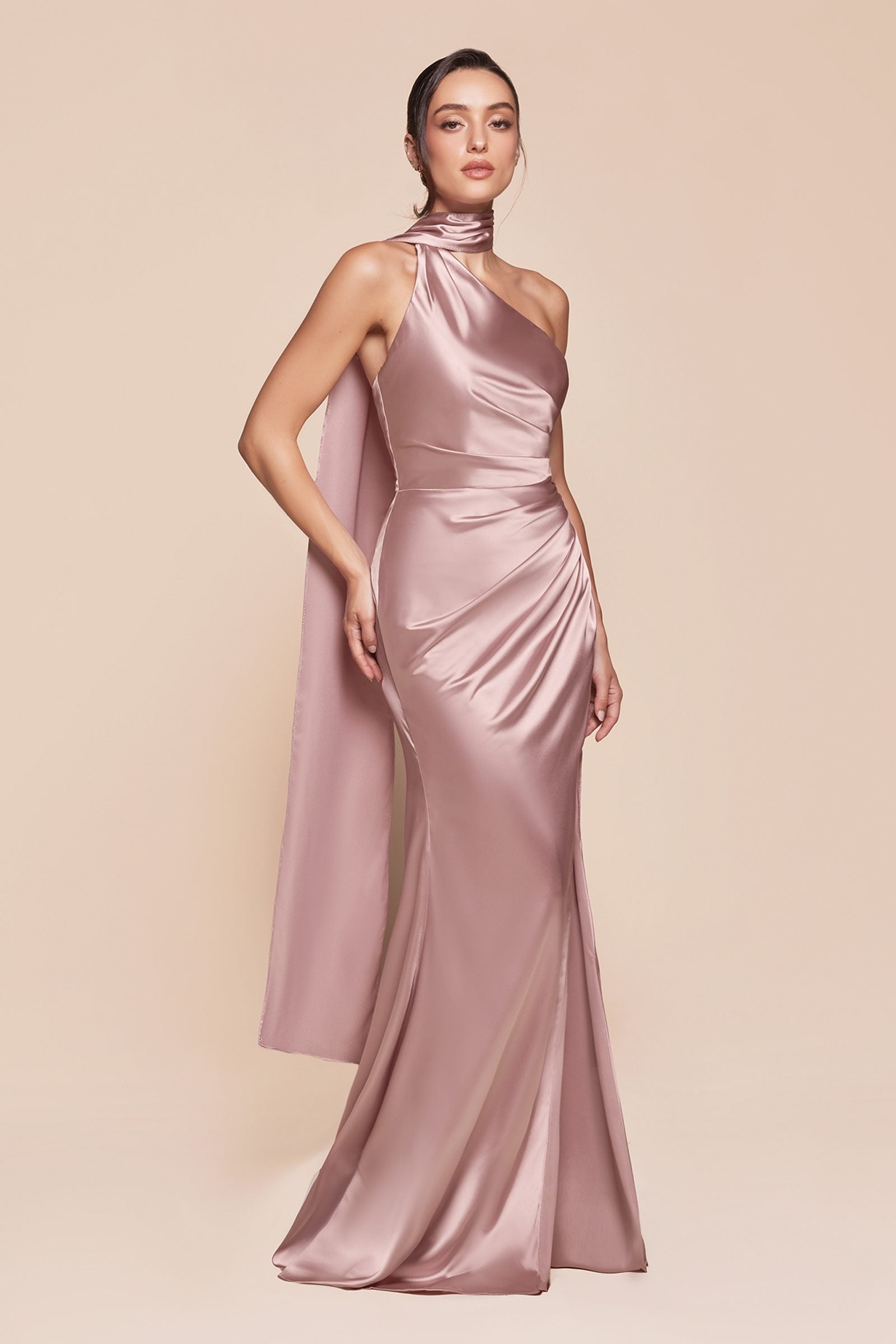 Vestido Ladivine 7454 de raso lujoso ajustado con un solo hombro