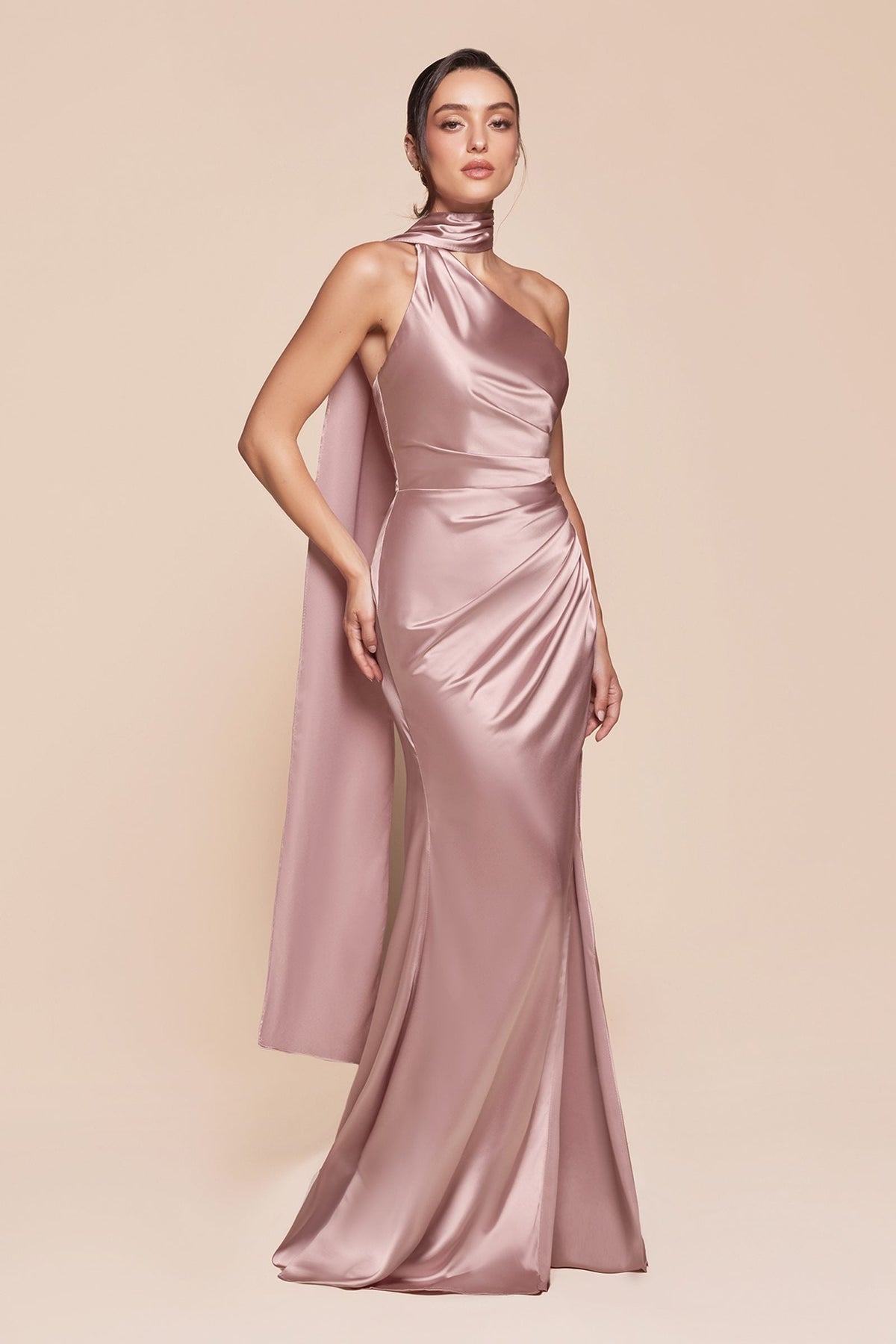 Vestido Ladivine 7454 de raso lujoso ajustado con un solo hombro