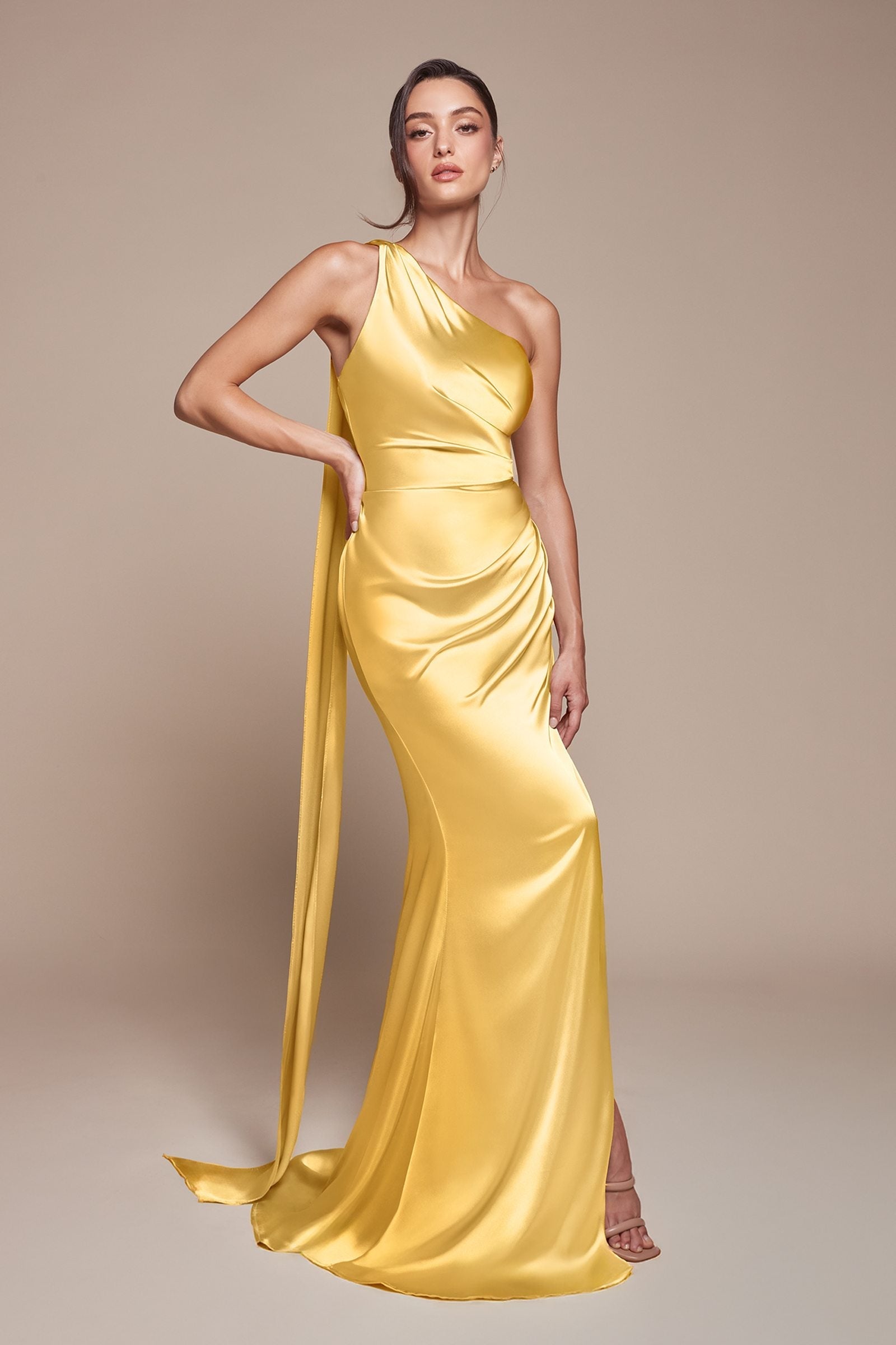 Vestido Ladivine 7454 de raso lujoso ajustado con un solo hombro