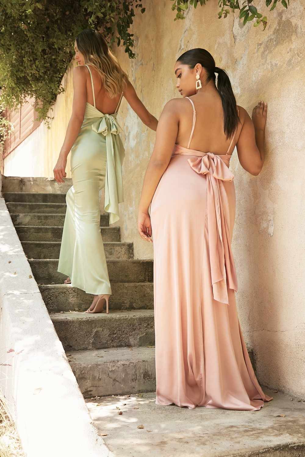 Cinderella Divine 7487W Vestido de satén ajustado Escote desbocado Espalda abierta con lazo