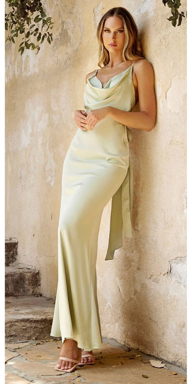 Cinderella Divine 7487W Vestido de satén ajustado Escote desbocado Espalda abierta con lazo