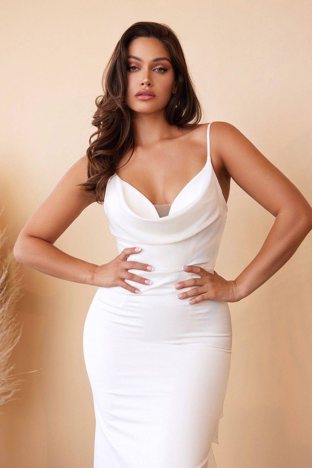 Cinderella Divine 7487W Vestido de satén ajustado Escote desbocado Espalda abierta con lazo