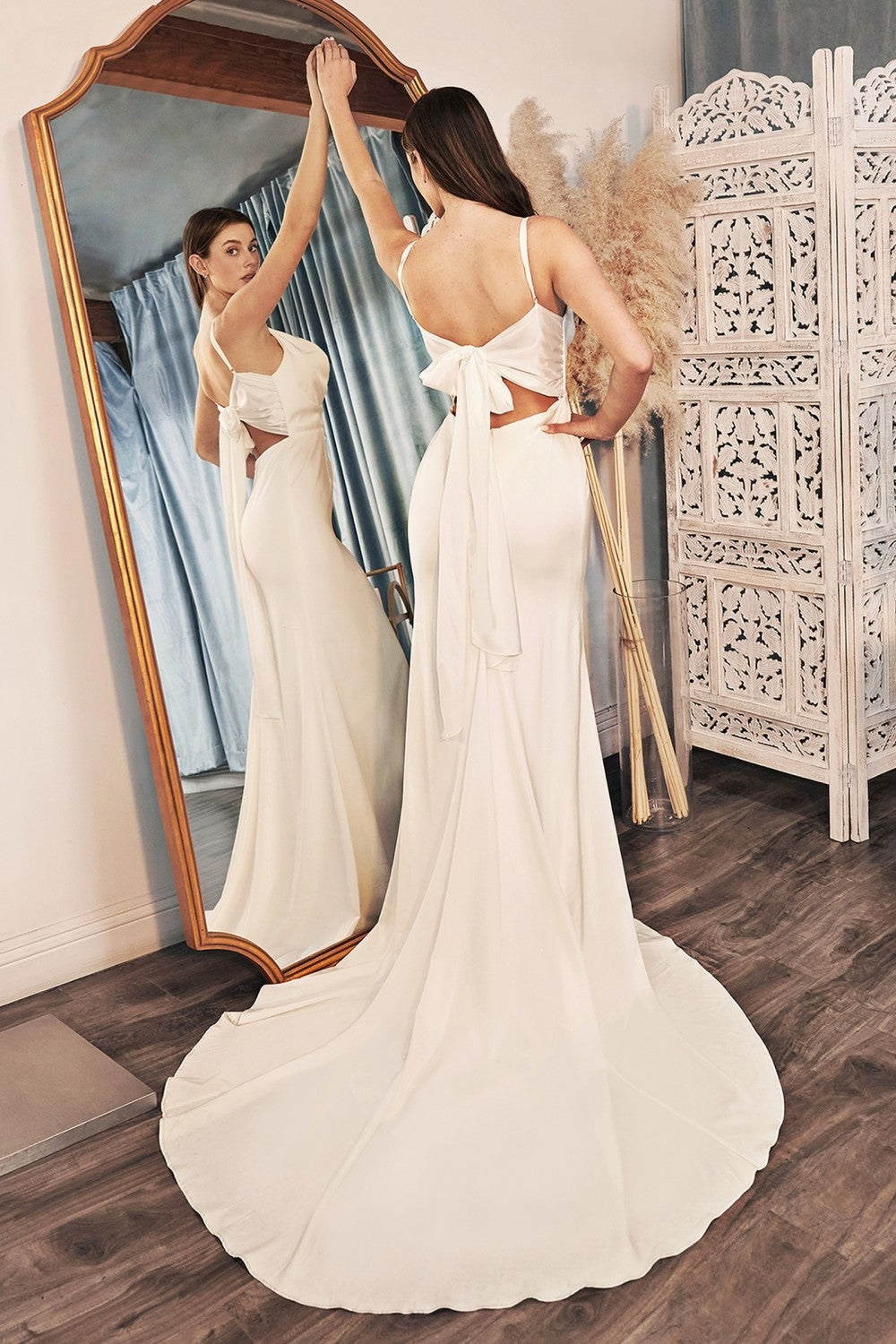 Cinderella Divine 7487W Vestido de satén ajustado Escote desbocado Espalda abierta con lazo