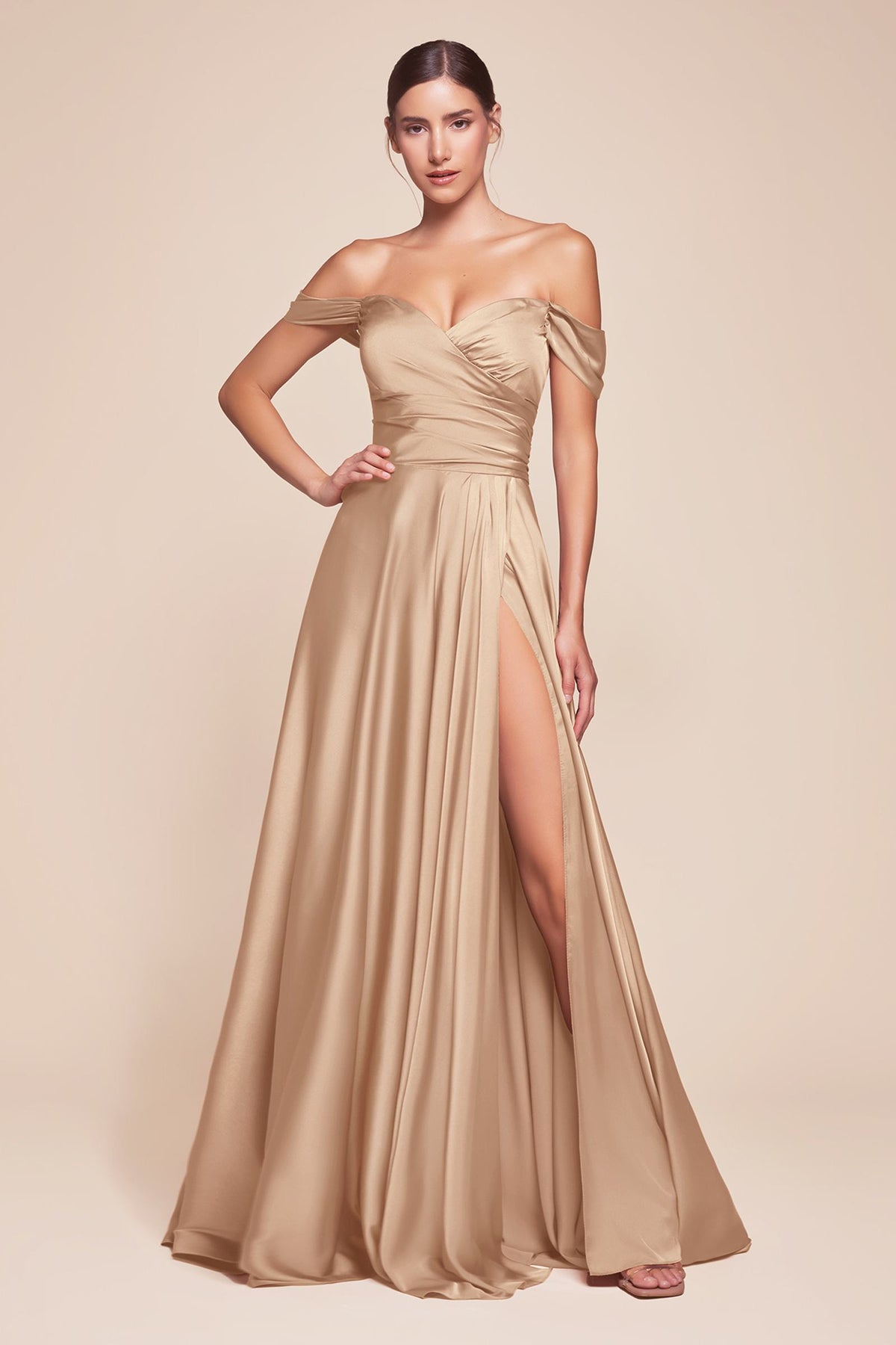 Cinderella Divine 7493C Vestido largo de satén talla grande de corte A con hombros descubiertos