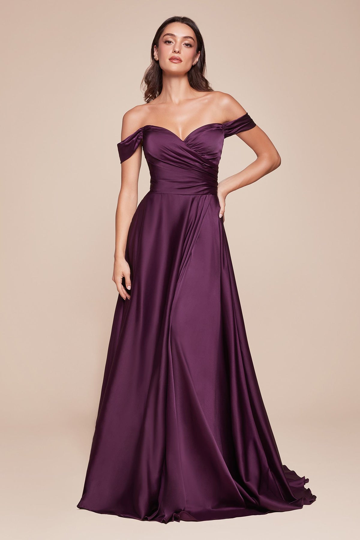 Cinderella Divine 7493C Vestido largo de satén talla grande de corte A con hombros descubiertos