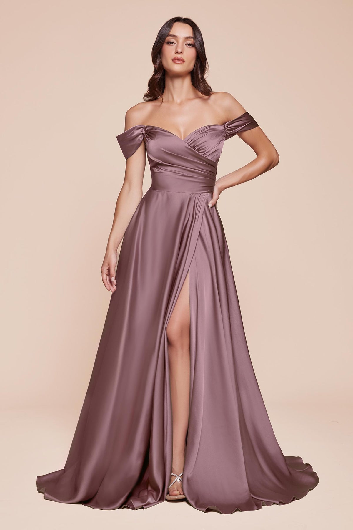 Cinderella Divine 7493C Vestido largo de satén talla grande de corte A con hombros descubiertos