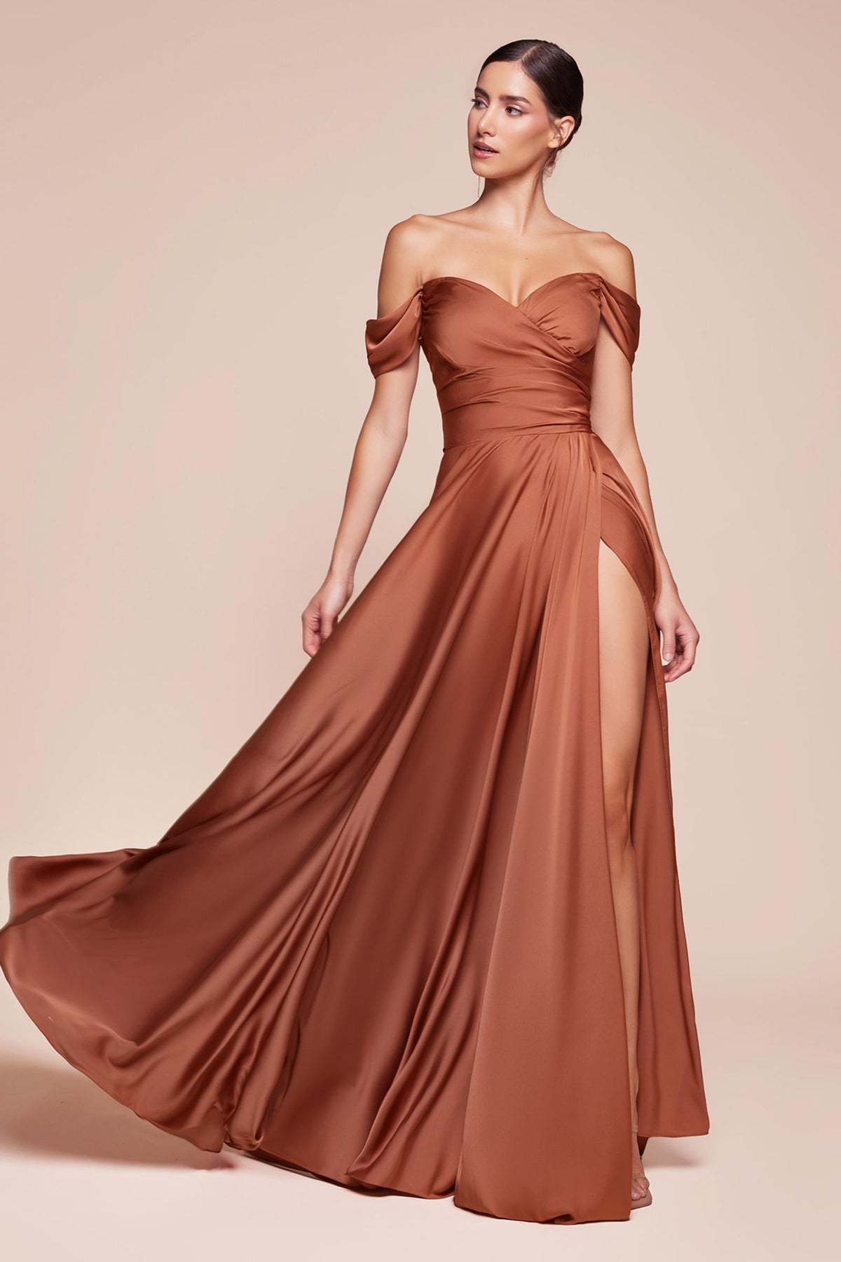 Cinderella Divine 7493C Vestido largo de satén talla grande de corte A con hombros descubiertos