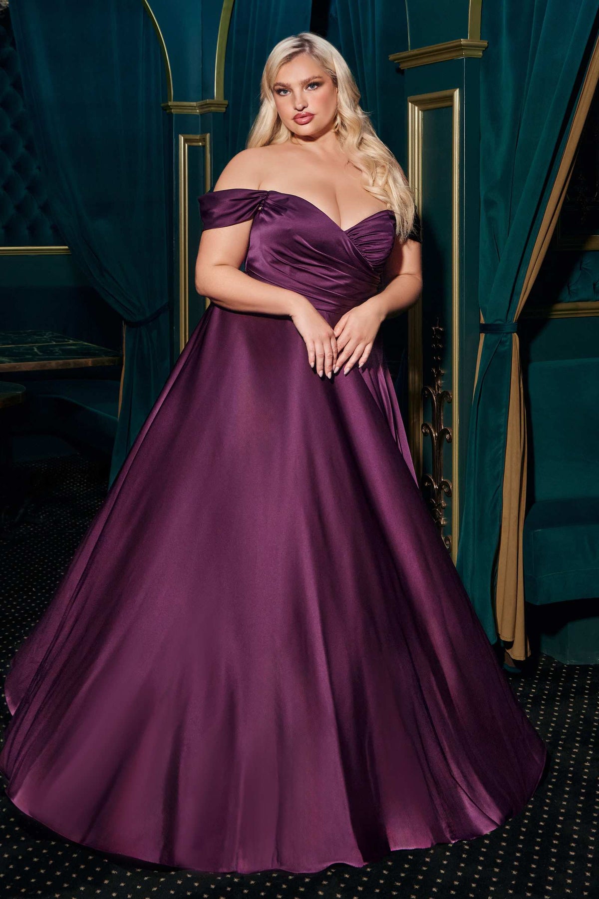 Cinderella Divine 7493C Vestido largo de satén talla grande de corte A con hombros descubiertos
