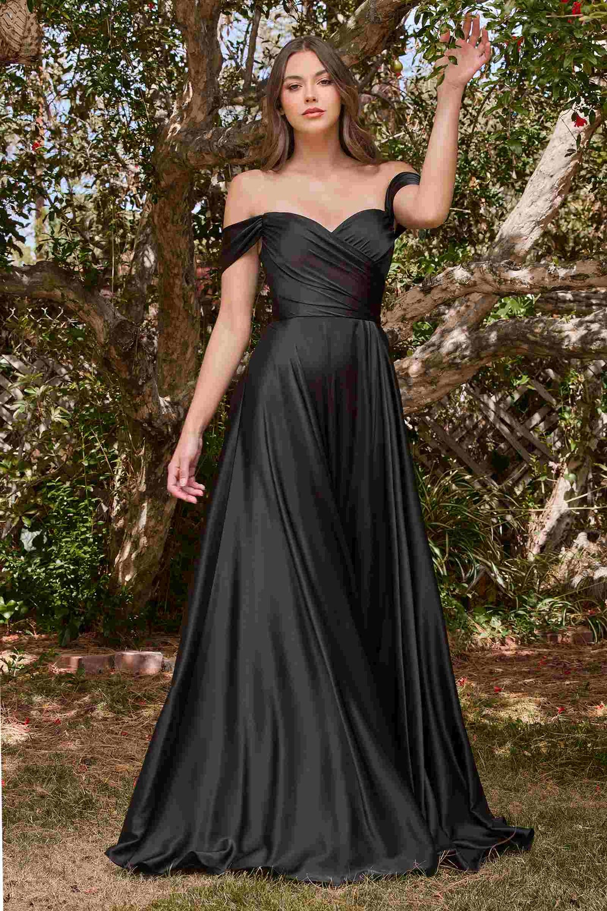 Cinderella Divine 7493C Vestido largo de satén talla grande de corte A con hombros descubiertos