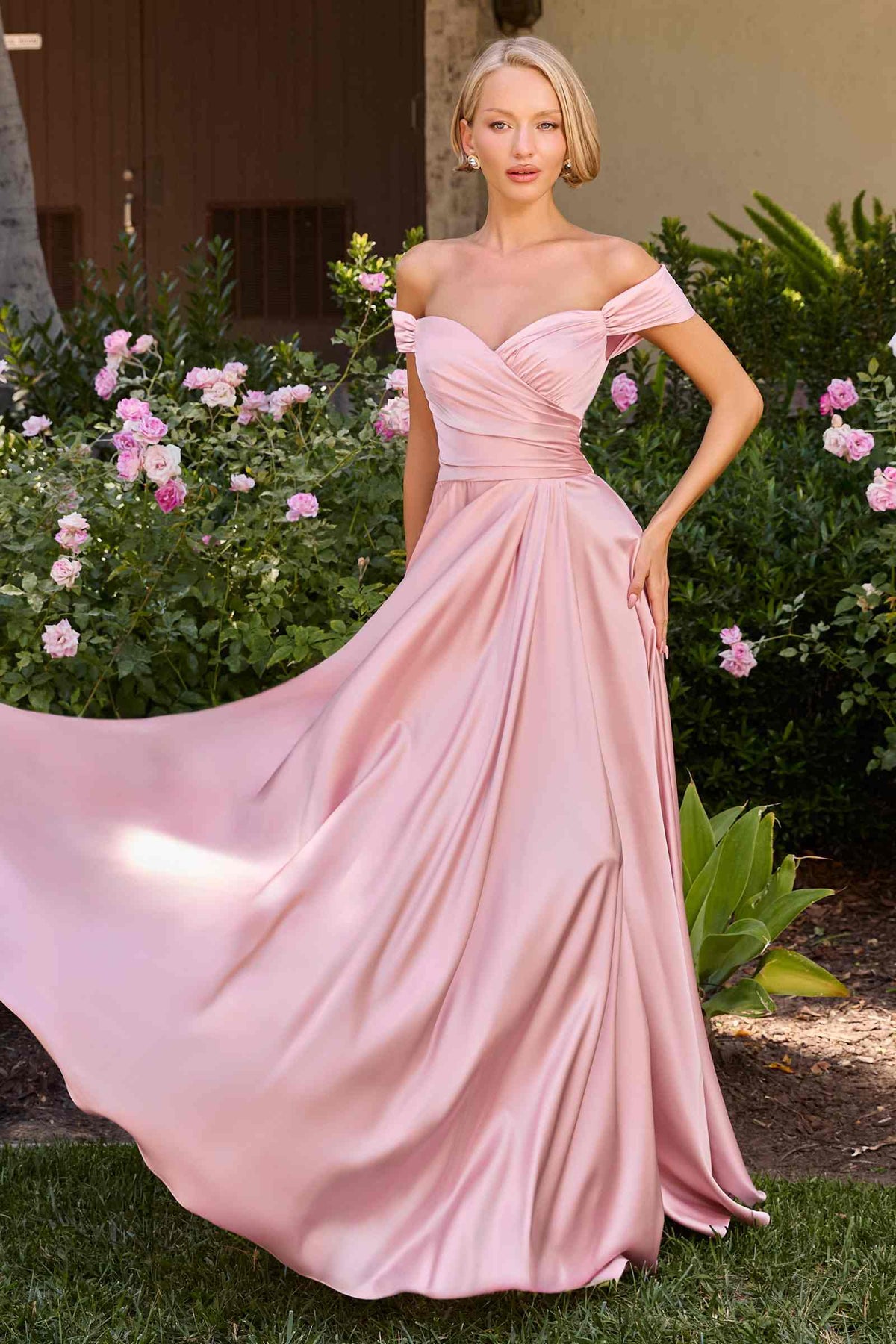 Cinderella Divine 7493C Vestido largo de satén talla grande de corte A con hombros descubiertos