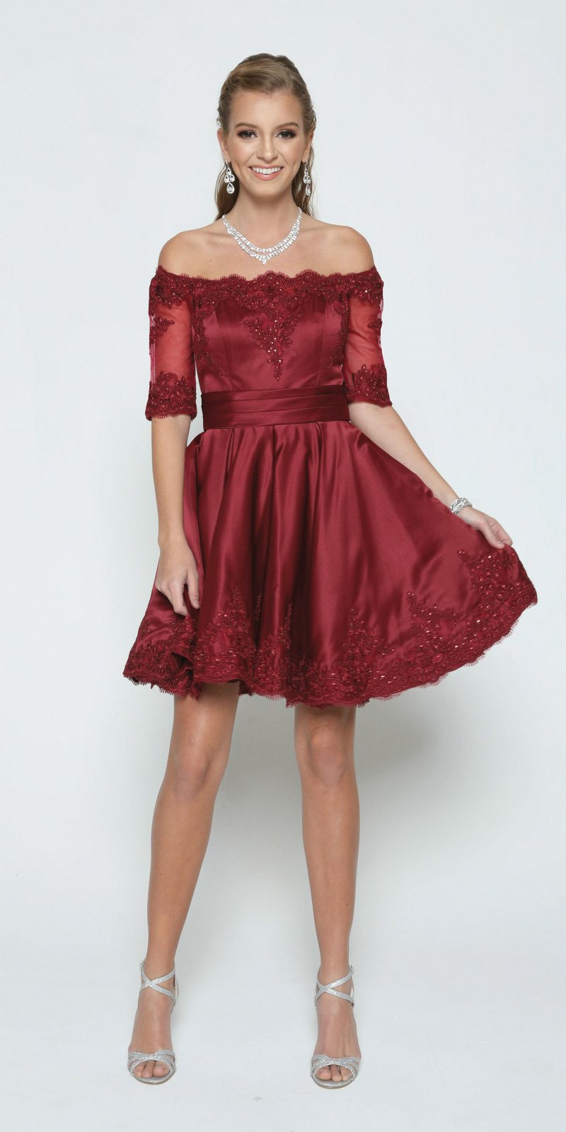 Vestido corto Juliet 804 con hombros descubiertos y apliques