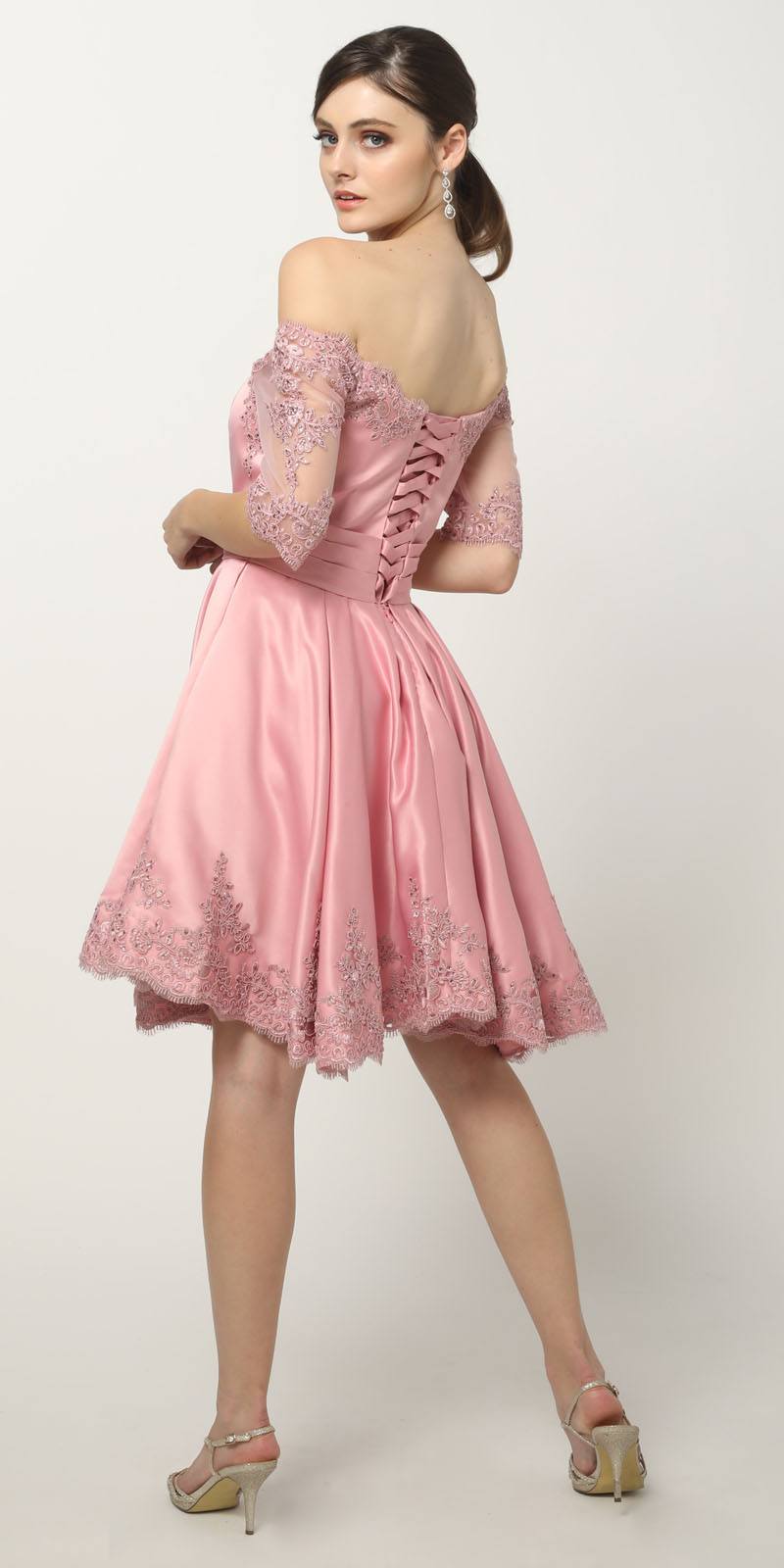Vestido corto Juliet 804 con hombros descubiertos y apliques