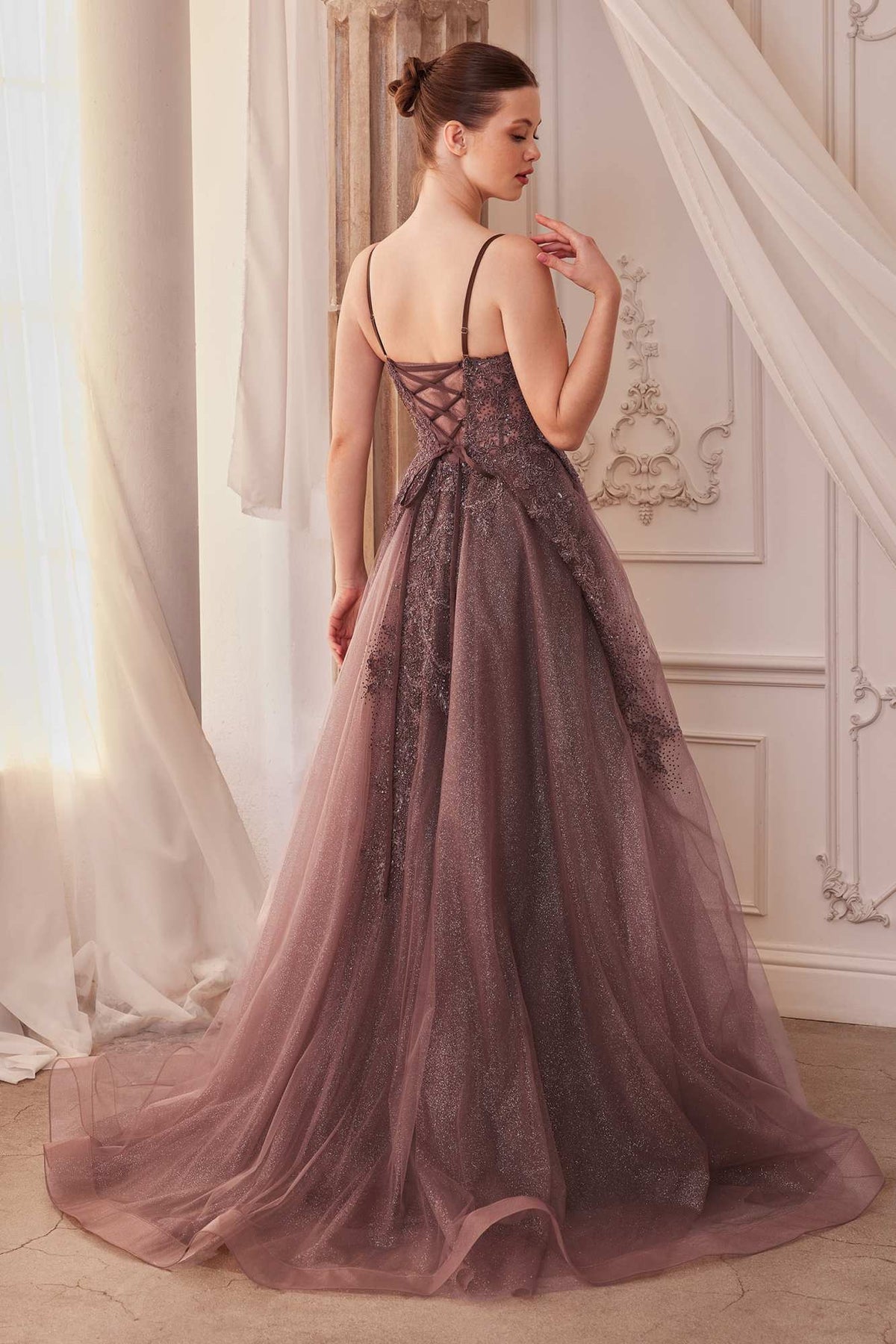 Vestido largo de tul en capas con adornos de encaje, corte A, de Andrea & Leo A1261