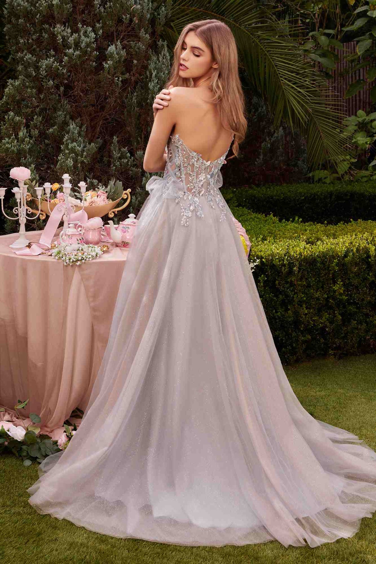 Vestido de fiesta largo sin tirantes de tul con brillos, corte A, modelo A1303 de Andrea & Leo