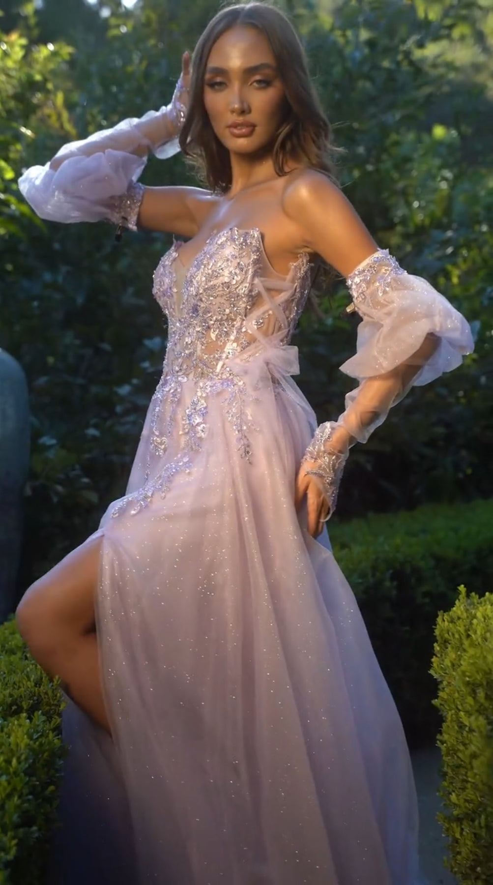 Vestido de fiesta largo sin tirantes de tul con brillos, corte A, modelo A1303 de Andrea & Leo