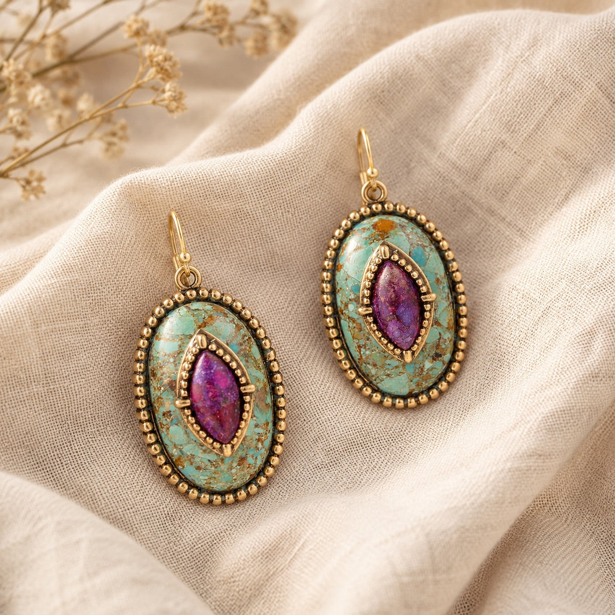 Pendientes colgantes de turquesa azul y púrpura con piedra apilada y dorados