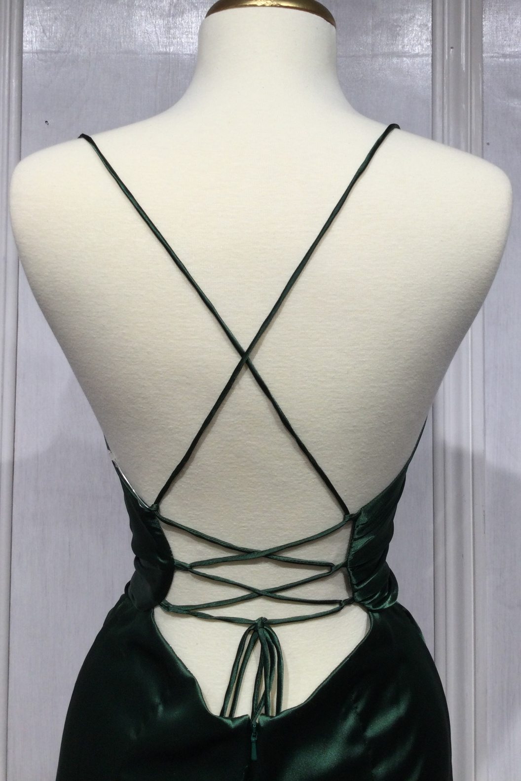 Vestido largo de satén ajustado con nudo y abertura Cinderella Divine BD111