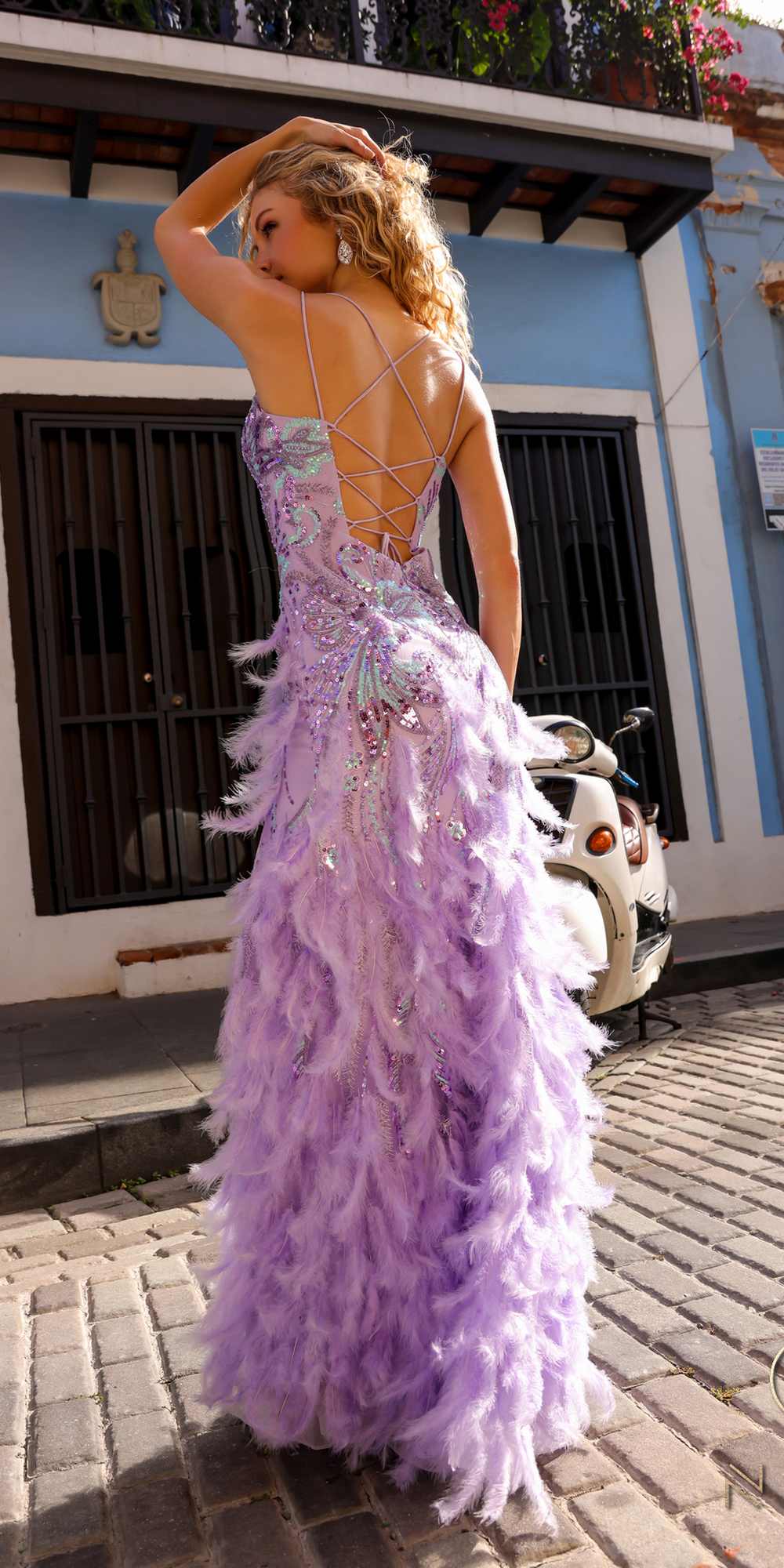 Vestido largo Nox Anabel C1413 de lentejuelas, apliques bordados, ajustado y de plumas