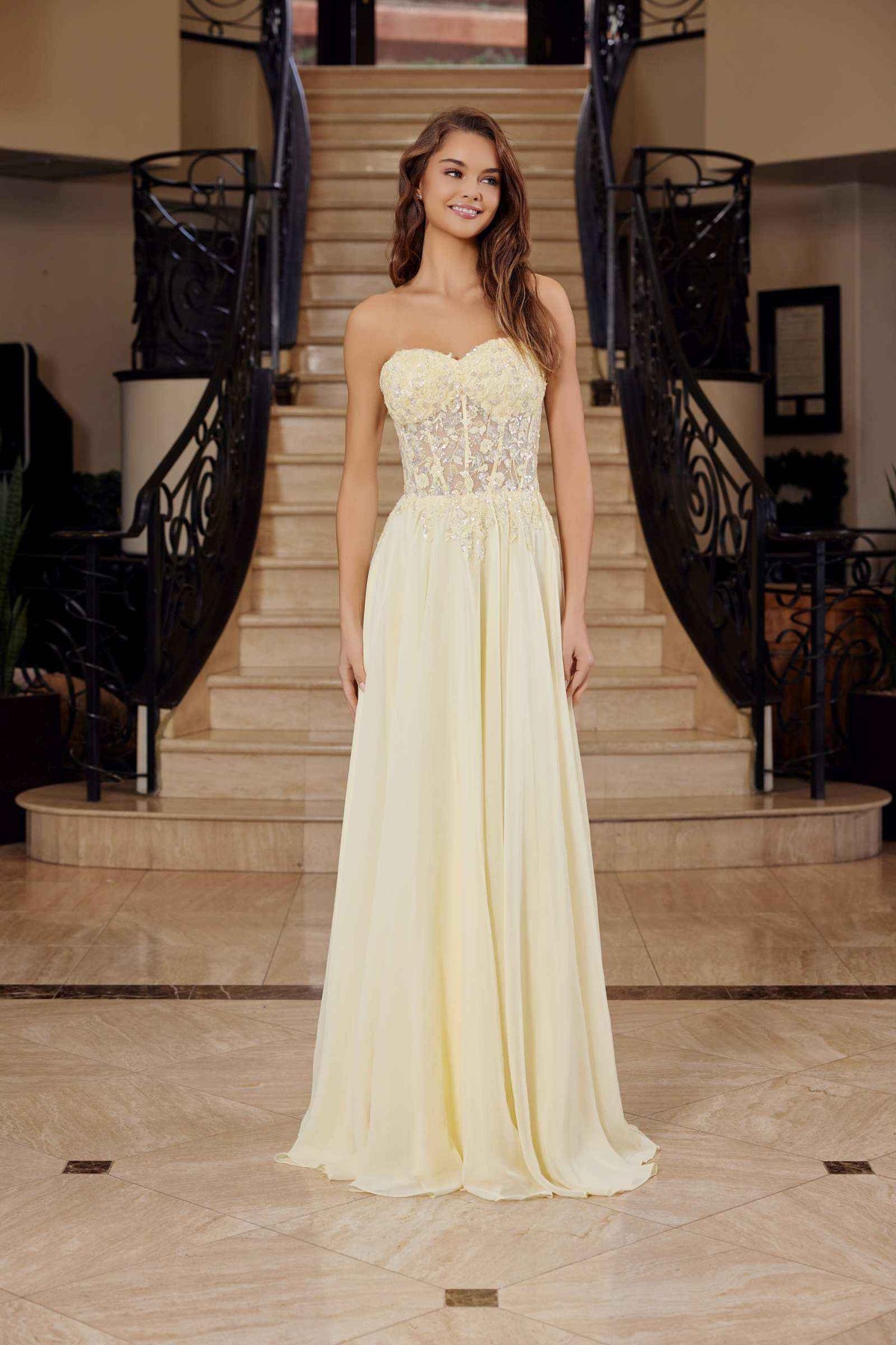 Vestido Nox Anabel C1617 sin tirantes, corsé con apliques y falda de gasa