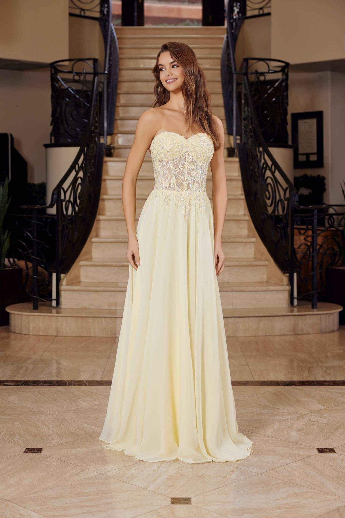 Vestido Nox Anabel C1617 sin tirantes, corsé con apliques y falda de gasa