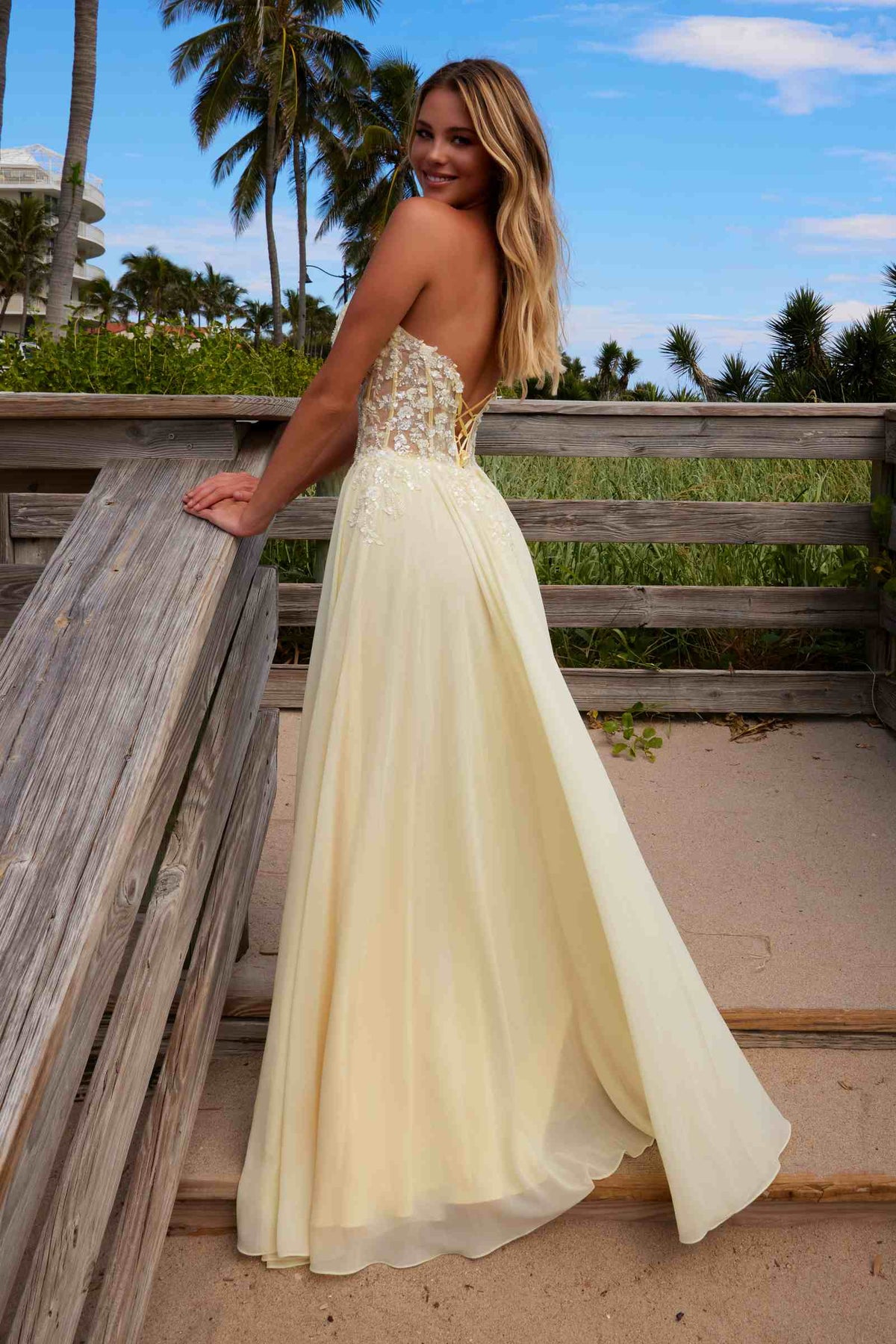Vestido Nox Anabel C1617 sin tirantes, corsé con apliques y falda de gasa